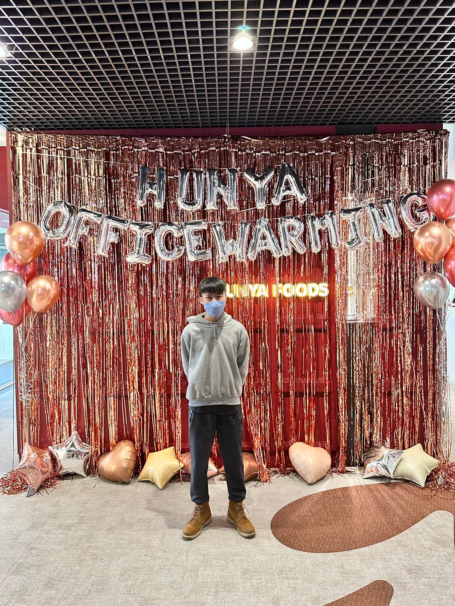 玫瑰金流蘇簾背板，銀色 OFFICE WARMING 字母氣球與愛心靠墊氣球