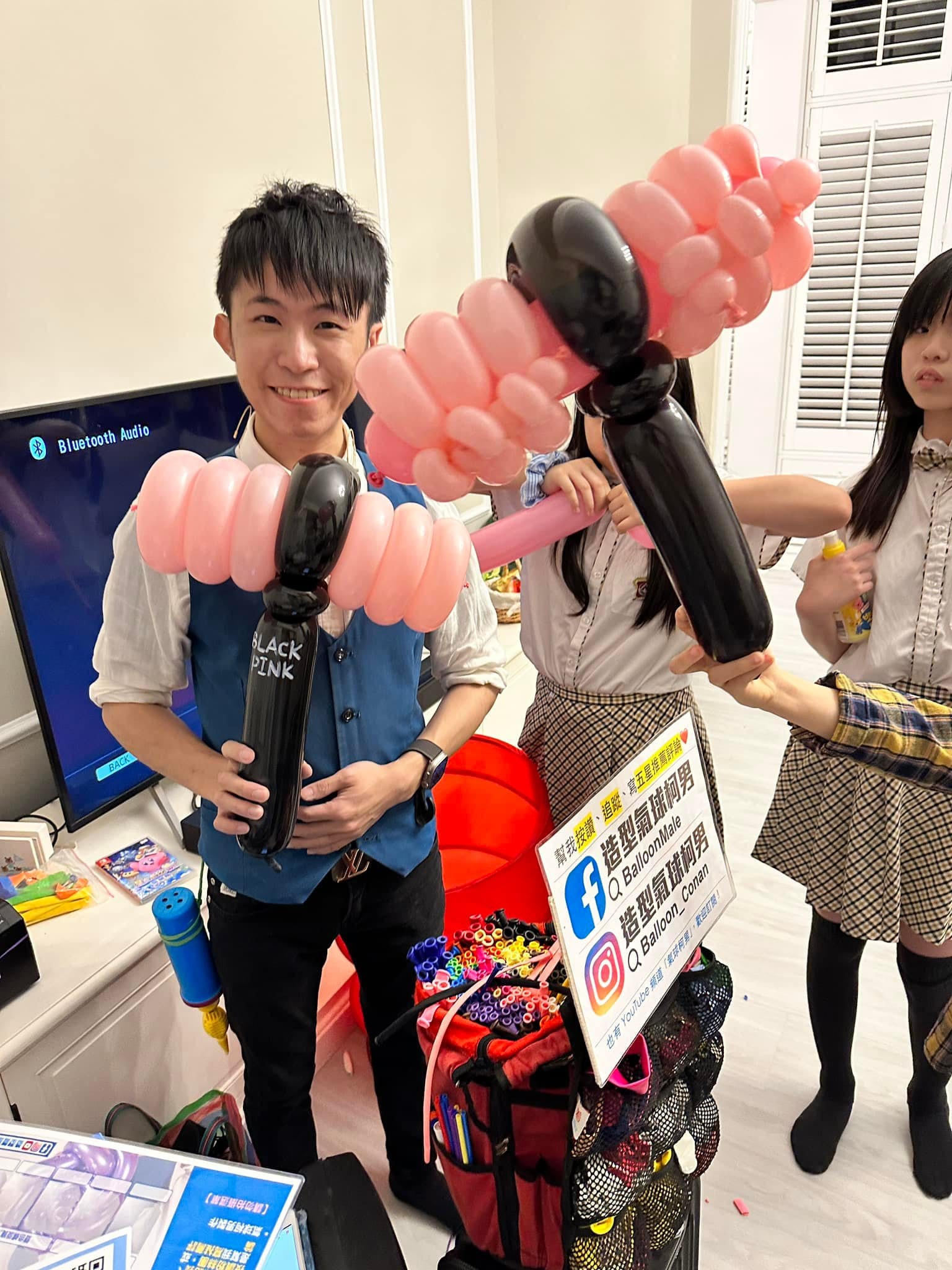 粉紅加黑色的 BLACKPINK 小錘子造型氣球