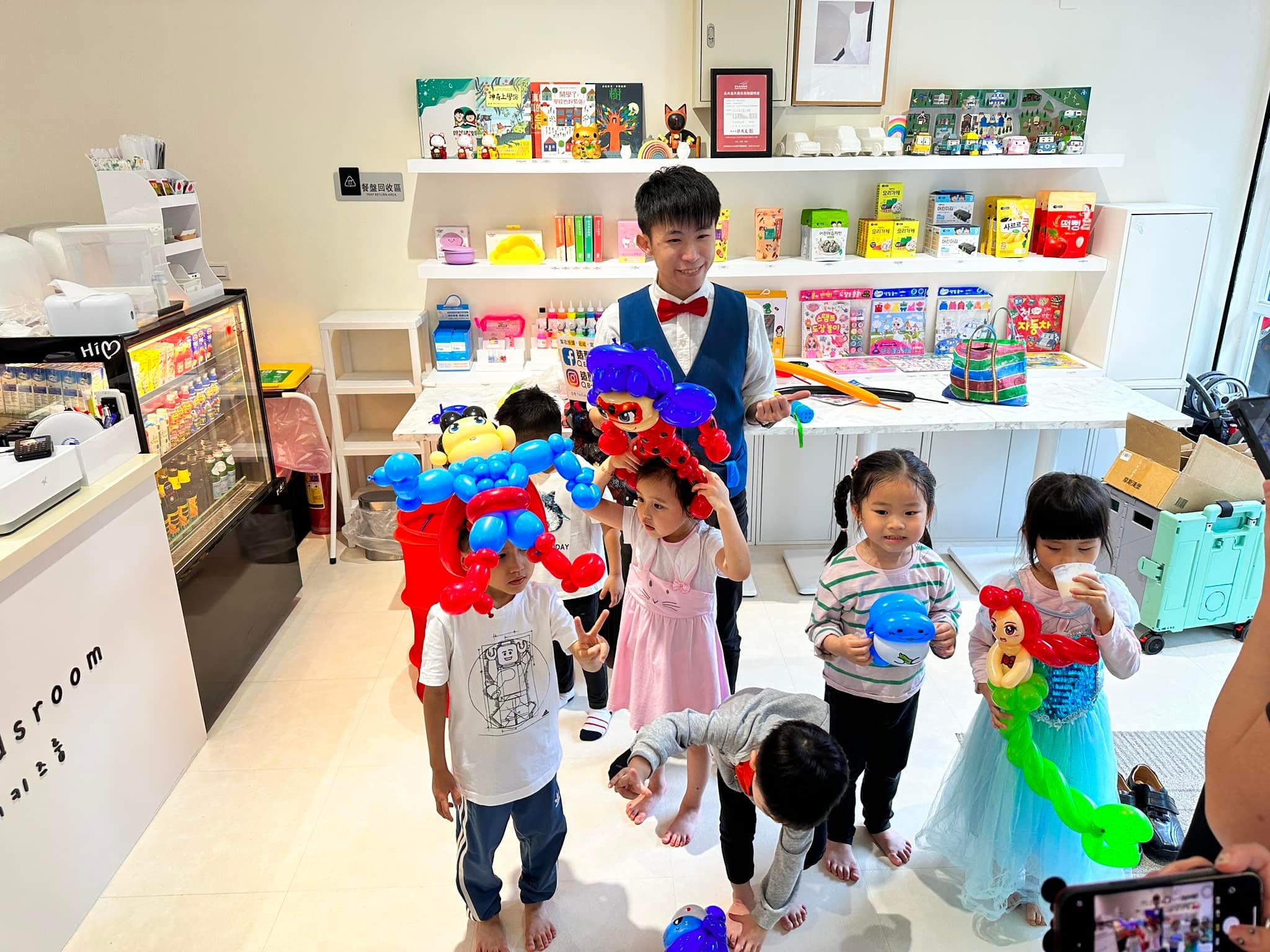兒童派對現場，孩子們拿著瓢蟲少女、小美人魚等氣球
