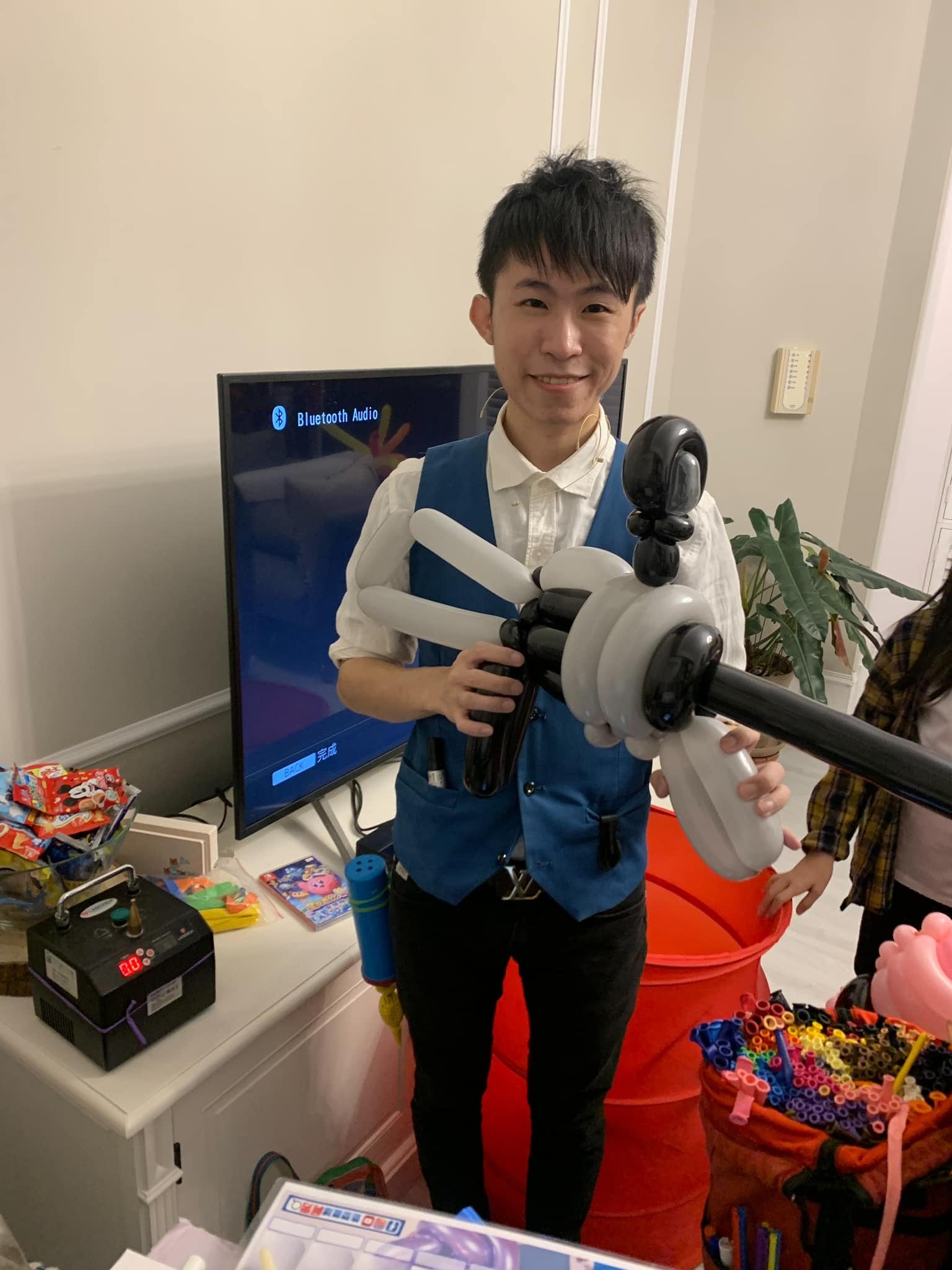 柯男拿著白黑配色的大型氣球槍