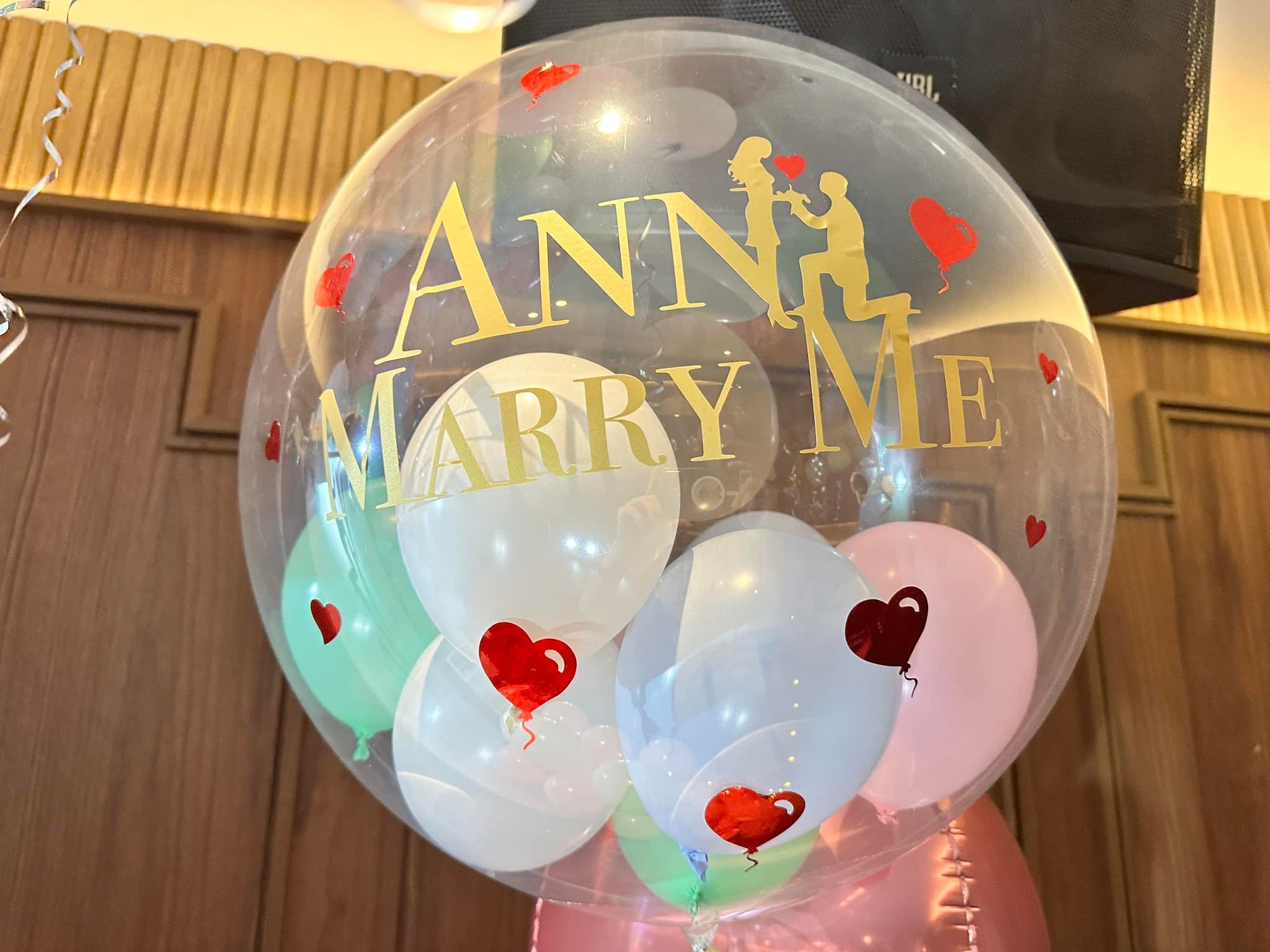印著男生單膝下跪剪影的 ANN MARRY ME 透明波波球