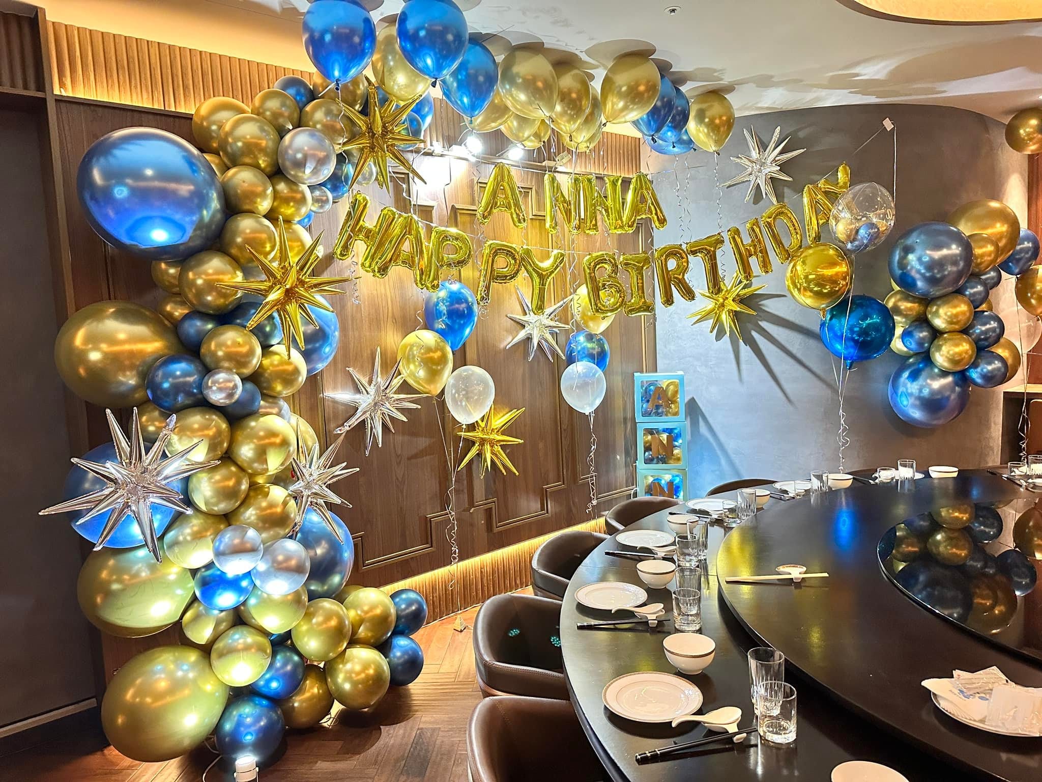 金色爆炸星星與銀色星星鋁箔點綴的藍金生日氣球牆