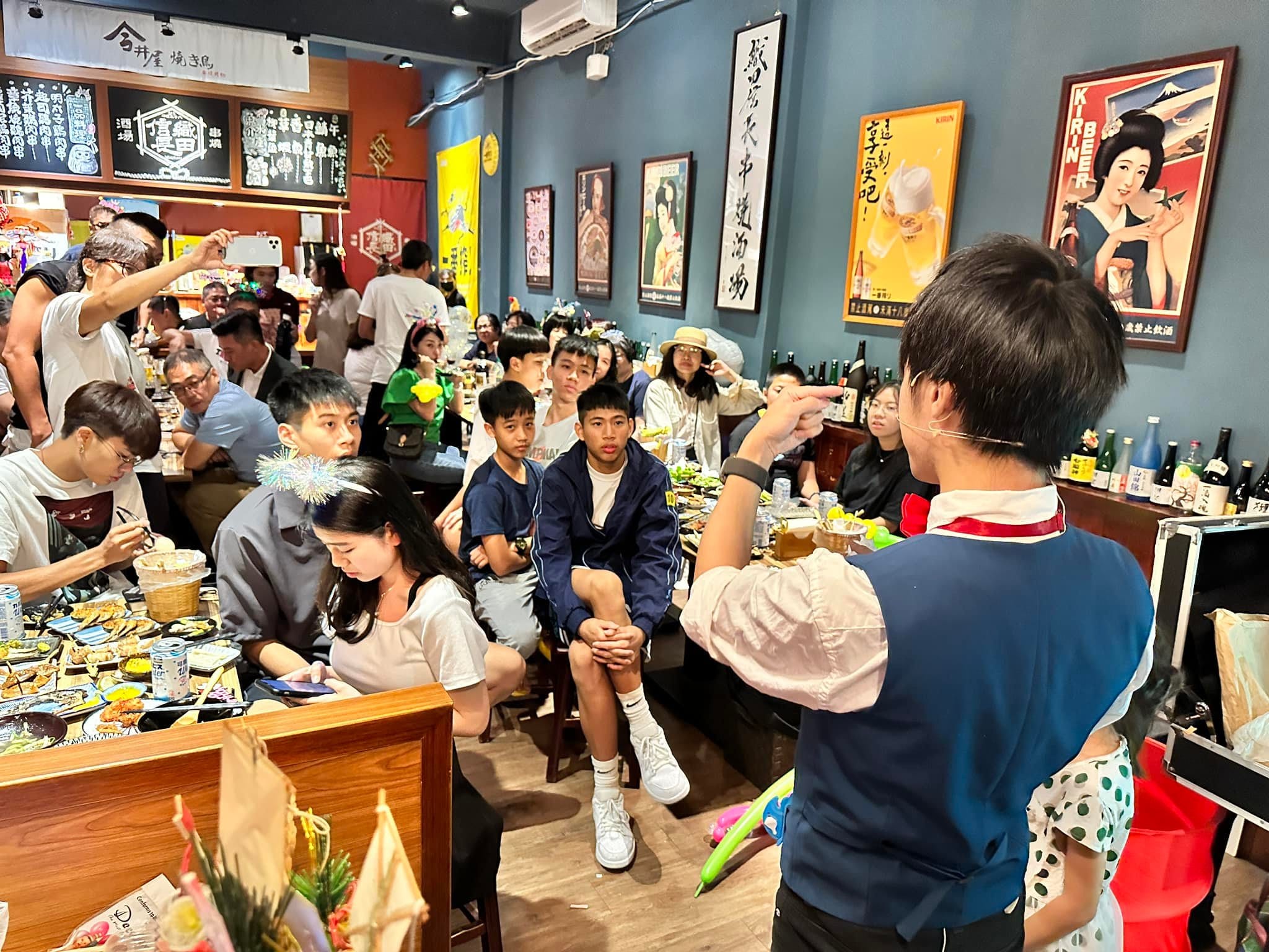 柯男在台中餐廳內對著滿座的大人觀眾表演魔術