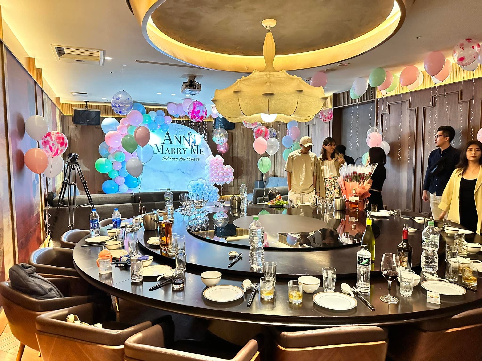 餐廳包廂圓桌後方的求婚背板與天花板粉色氣球