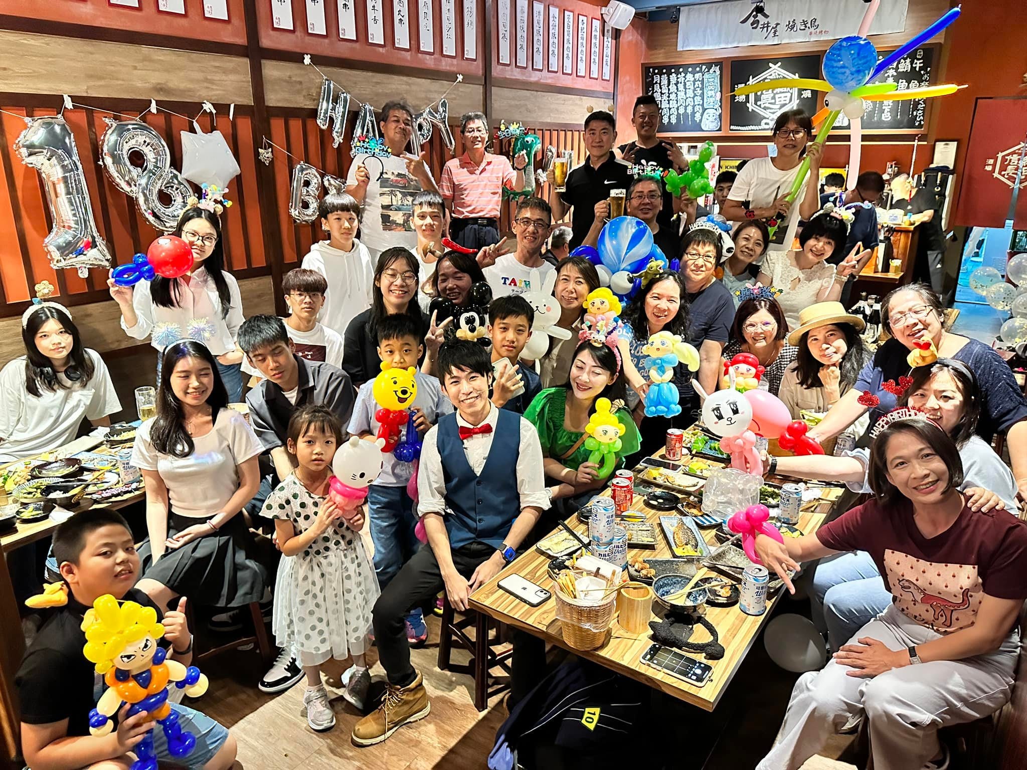 台中餐廳聚會大合照，賓客手拿各式造型氣球