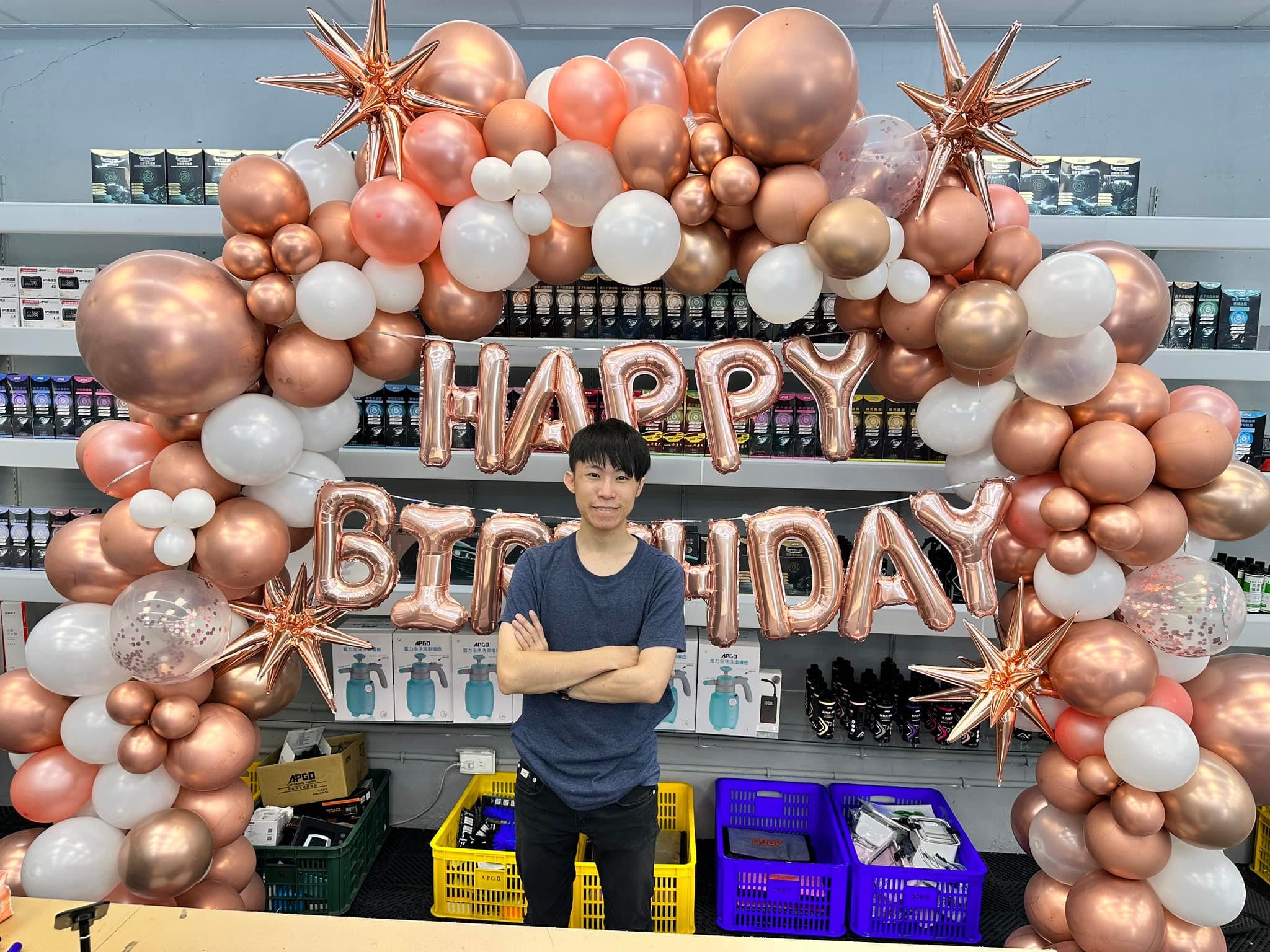 直播背景氣球佈置，玫瑰金與白色不規則拱門掛著玫瑰金生日字母和爆炸星