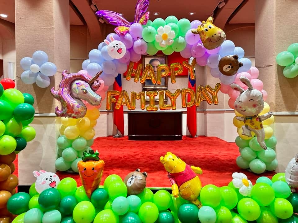 2023 年 8 月 FAMILY DAY 佈置，粉彩氣球拱門掛著獨角獸、長頸鹿與兔子鋁箔氣球