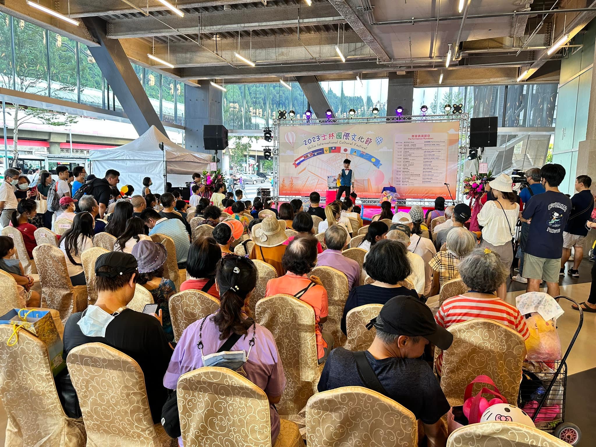 2023 士林國際文化節舞台，柯男在台上表演，台下坐滿各年齡層的觀眾