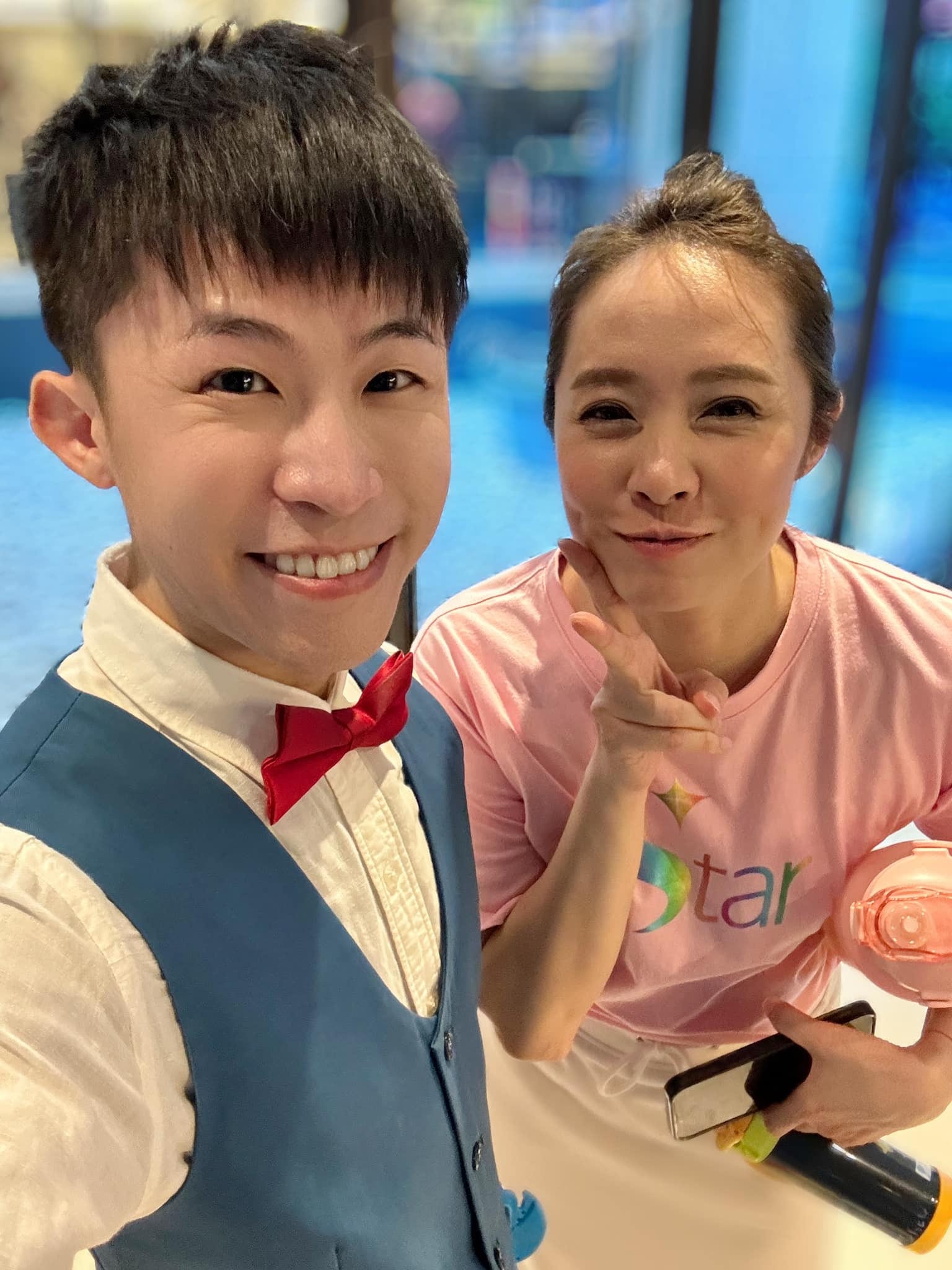2023 年 9 月活動現場,柯男與穿粉紅色上衣的女士自拍合照