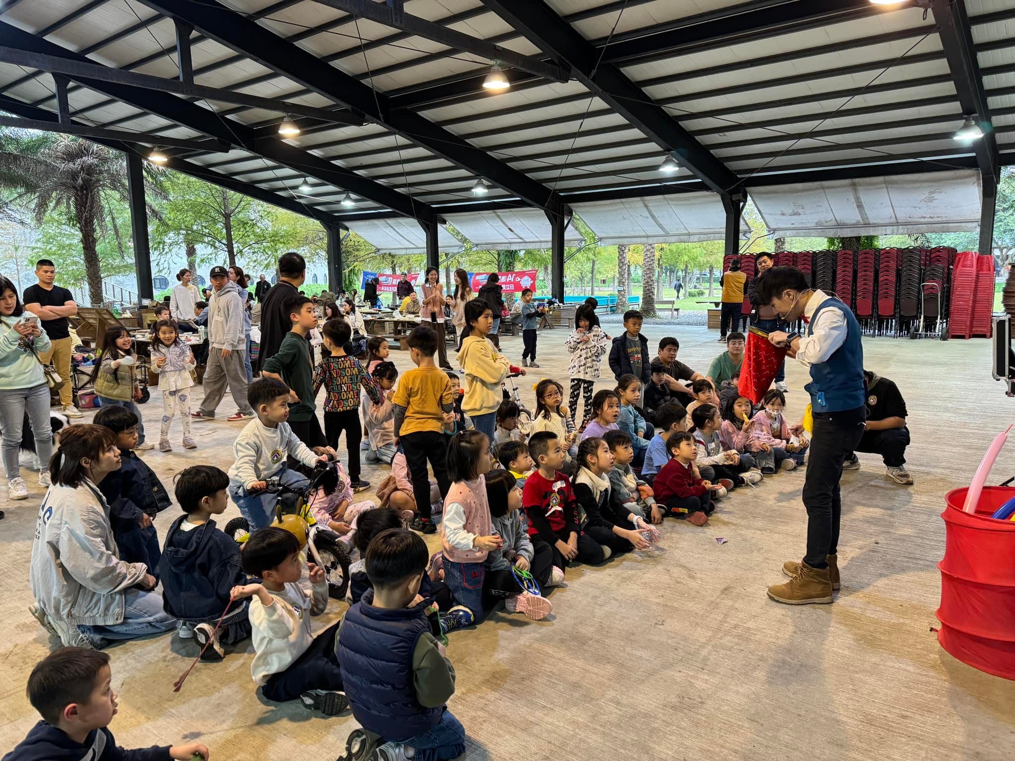 新北班級親子活動，孩子們坐滿戶外大涼亭地面看柯男表演