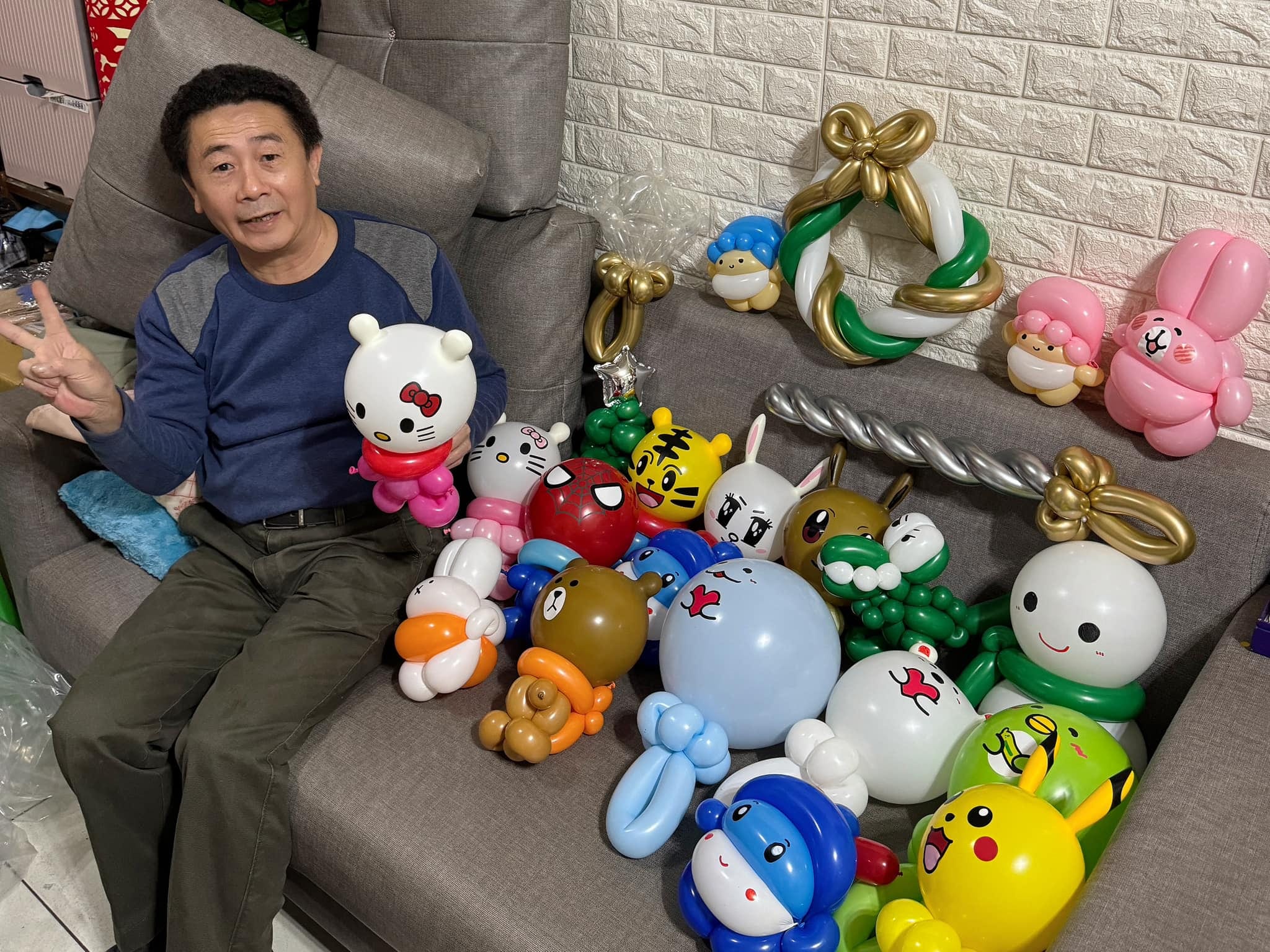 沙發上擺滿聖誕花圈、Hello Kitty、巧虎、皮卡丘等造型氣球