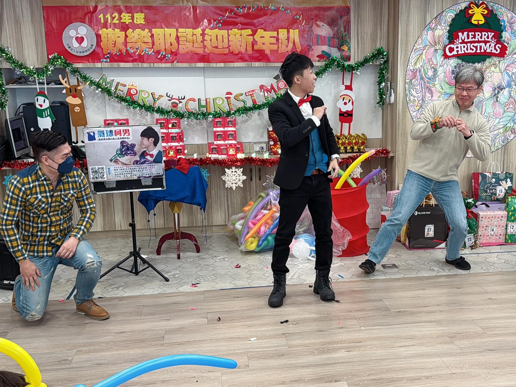 台北聖誕派對舞台，柯男邀請兩位男士上台做魔術動作