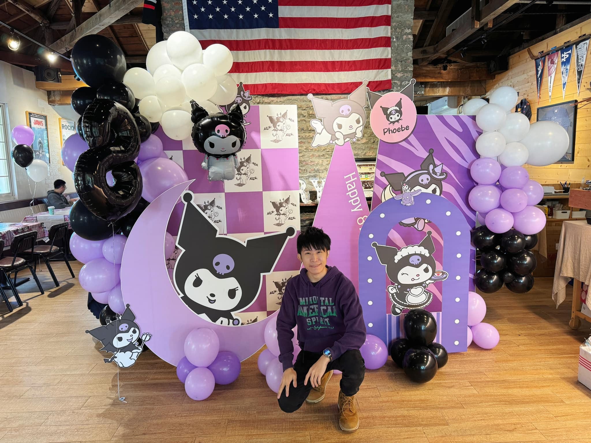 台北餐廳庫洛米生日佈置，紫黑白氣球串圍繞庫洛米背板