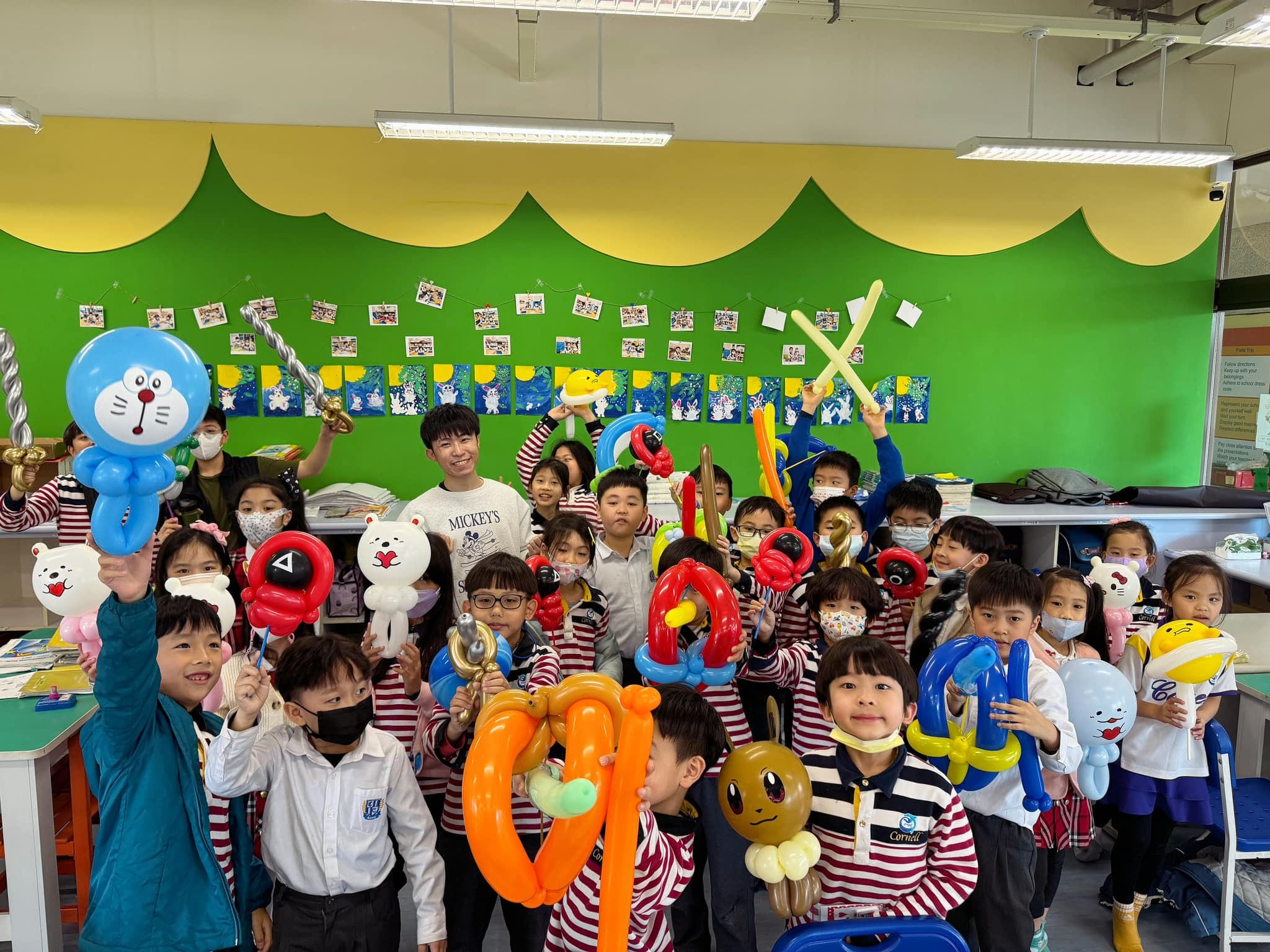 桃園康萊爾魔術社期末，學生們舉著哆啦A夢、伊布等造型氣球