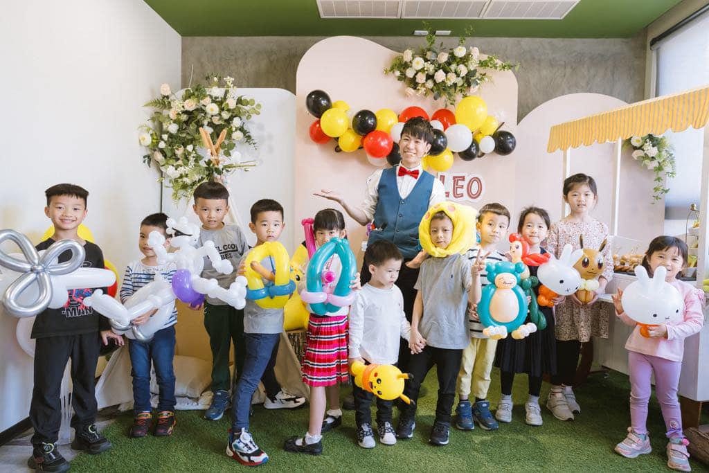 台南生日派對，孩子們拿著卡比獸、皮卡丘等寶可夢氣球合照