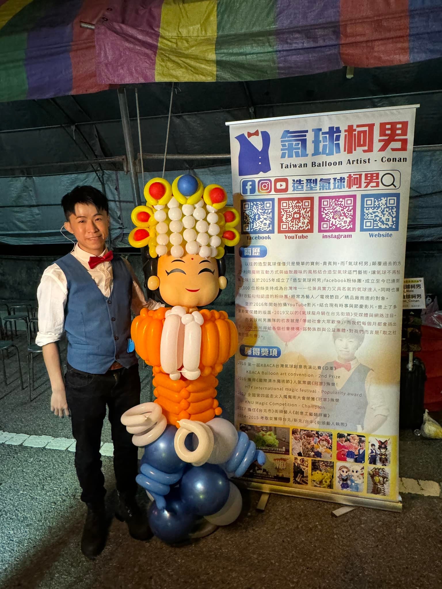 苗栗白沙屯媽祖進香路線上，柯男站在大型媽祖造型氣球旁