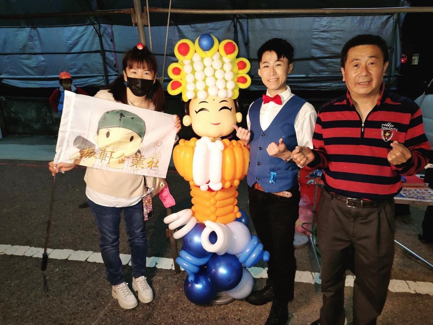 振軒企業社的旗子與氣球媽祖、柯男和香客合照