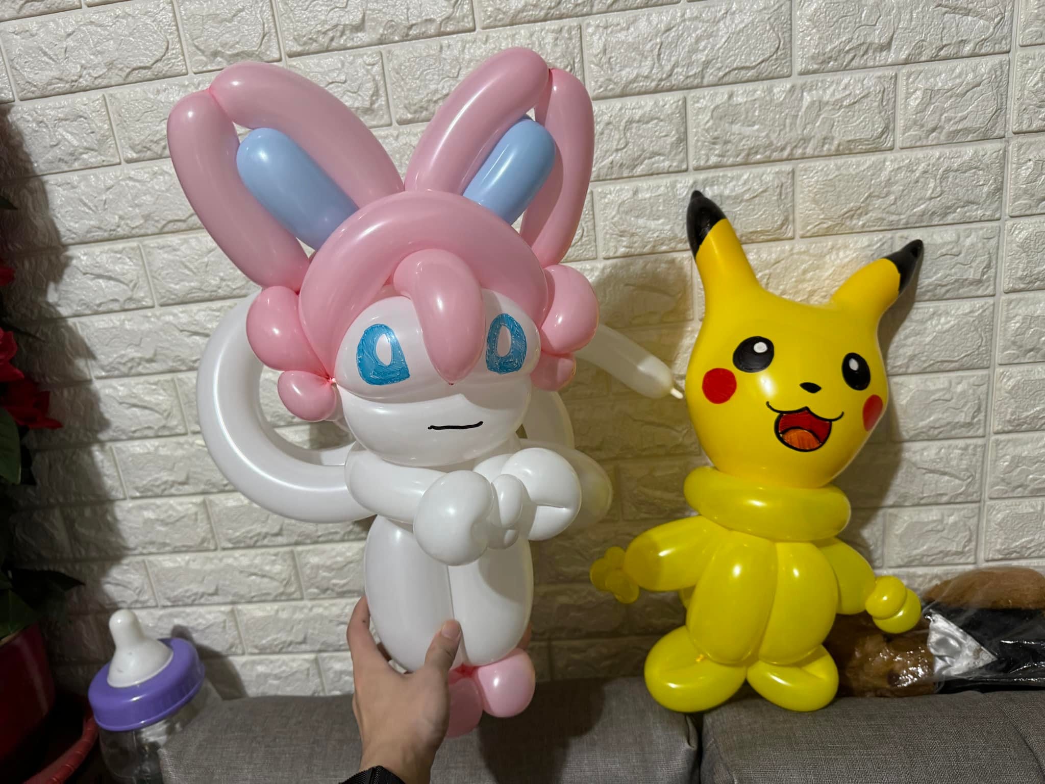 粉白色仙子伊布與黃色皮卡丘造型氣球並排