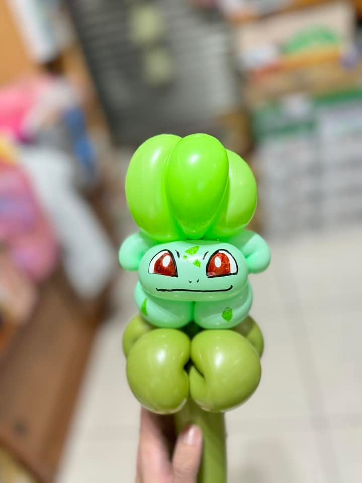 淺綠色妙蛙種子造型氣球花，背上頂著綠色種子球