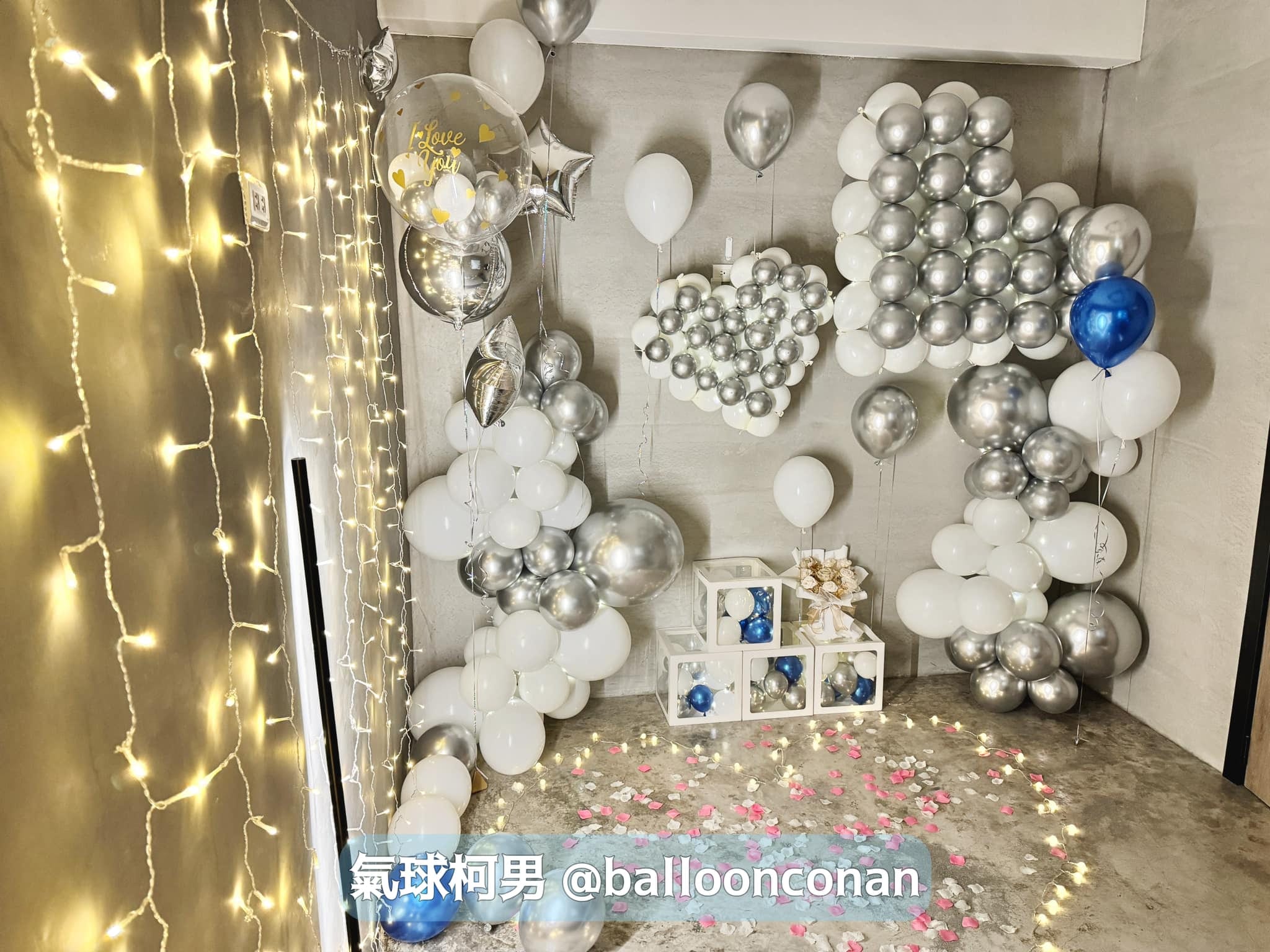 銀色氣球拼成的愛心與雲朵，下方疊著透明氣球禮物盒