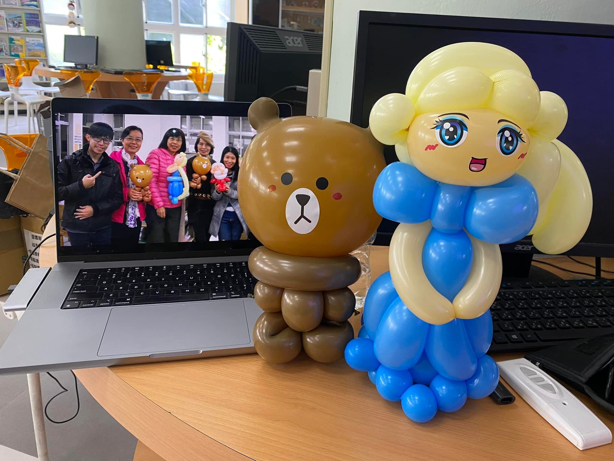 筆電舊照旁擺著熊大與金髮公主造型氣球，九年前後對比