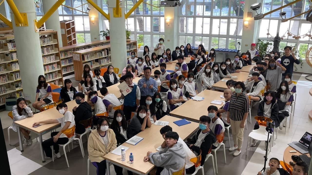 2023 年約兩個班的學生坐在圖書館長桌前聽演講