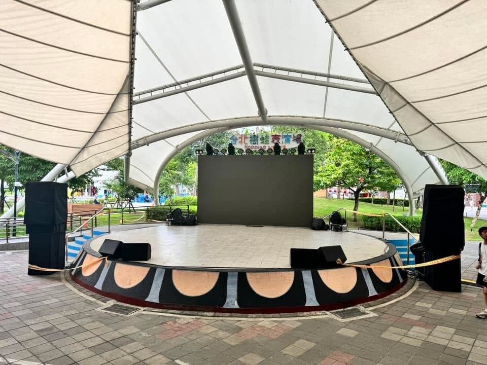 兒童新樂園白色棚架下的圓形表演舞台,活動前場勘時空無一人