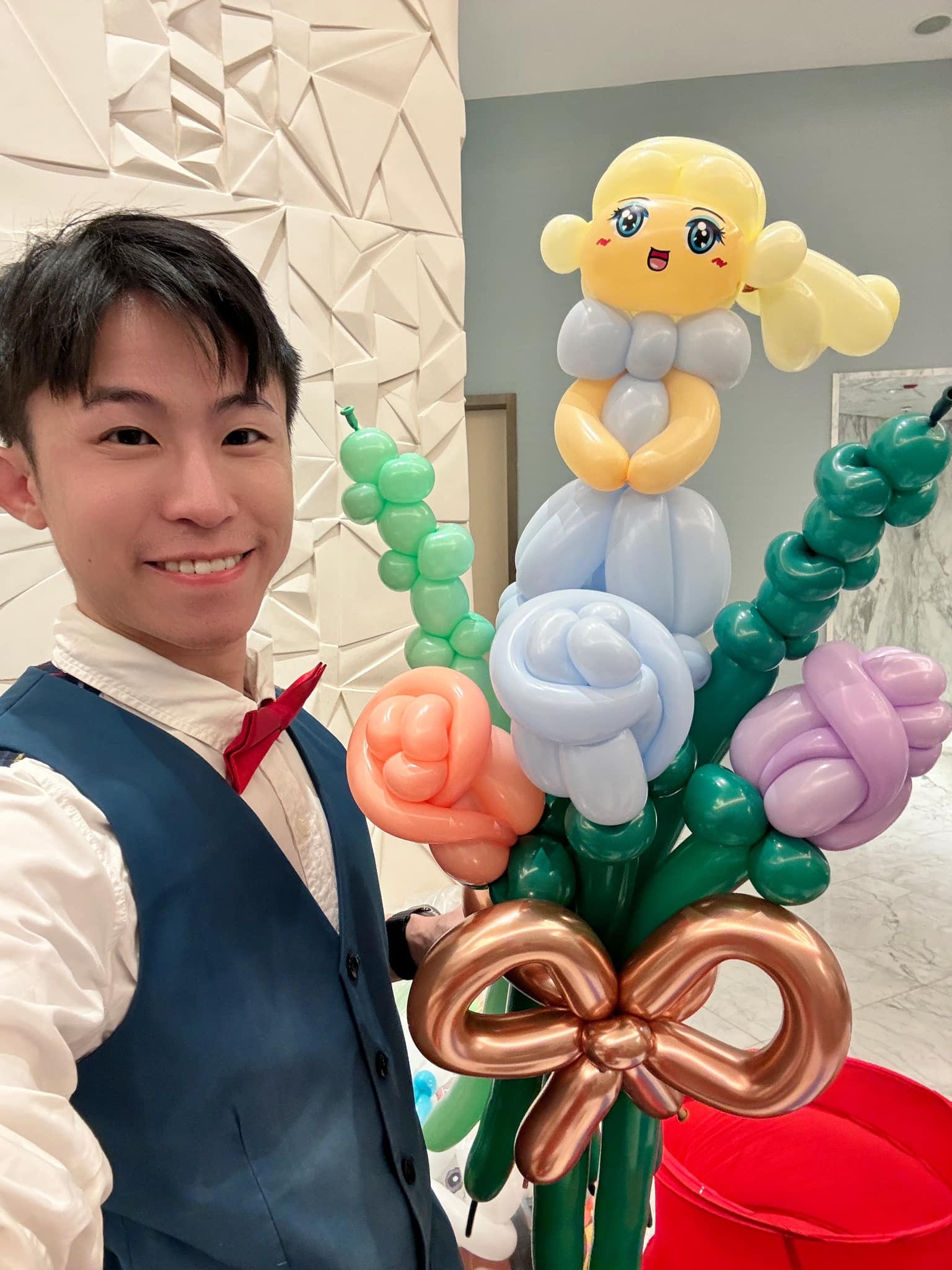 柯男自拍,旁邊是金髮公主站在玫瑰花束上、綁古銅色蝴蝶結的氣球花束