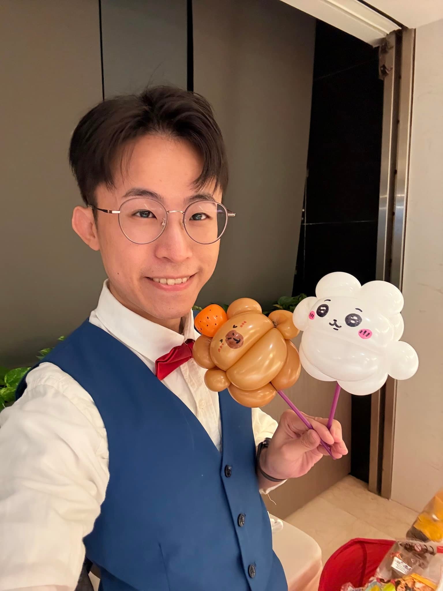 11 月另一場：柯男拿著卡比巴拉與吉伊卡哇造型氣球自拍