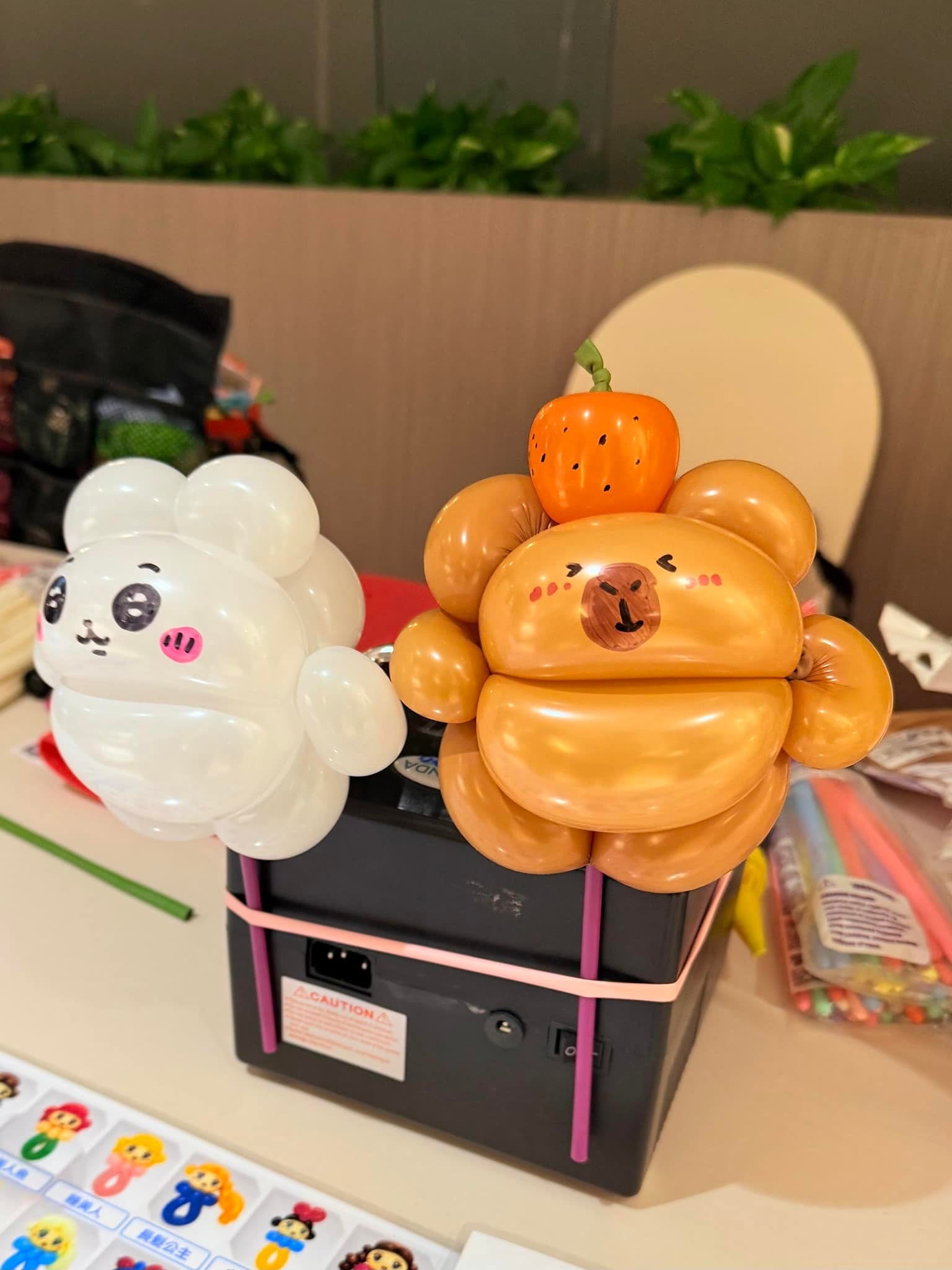 11 月另一場：吉伊卡哇與頂著橘子的卡比巴拉氣球插在打氣機上
