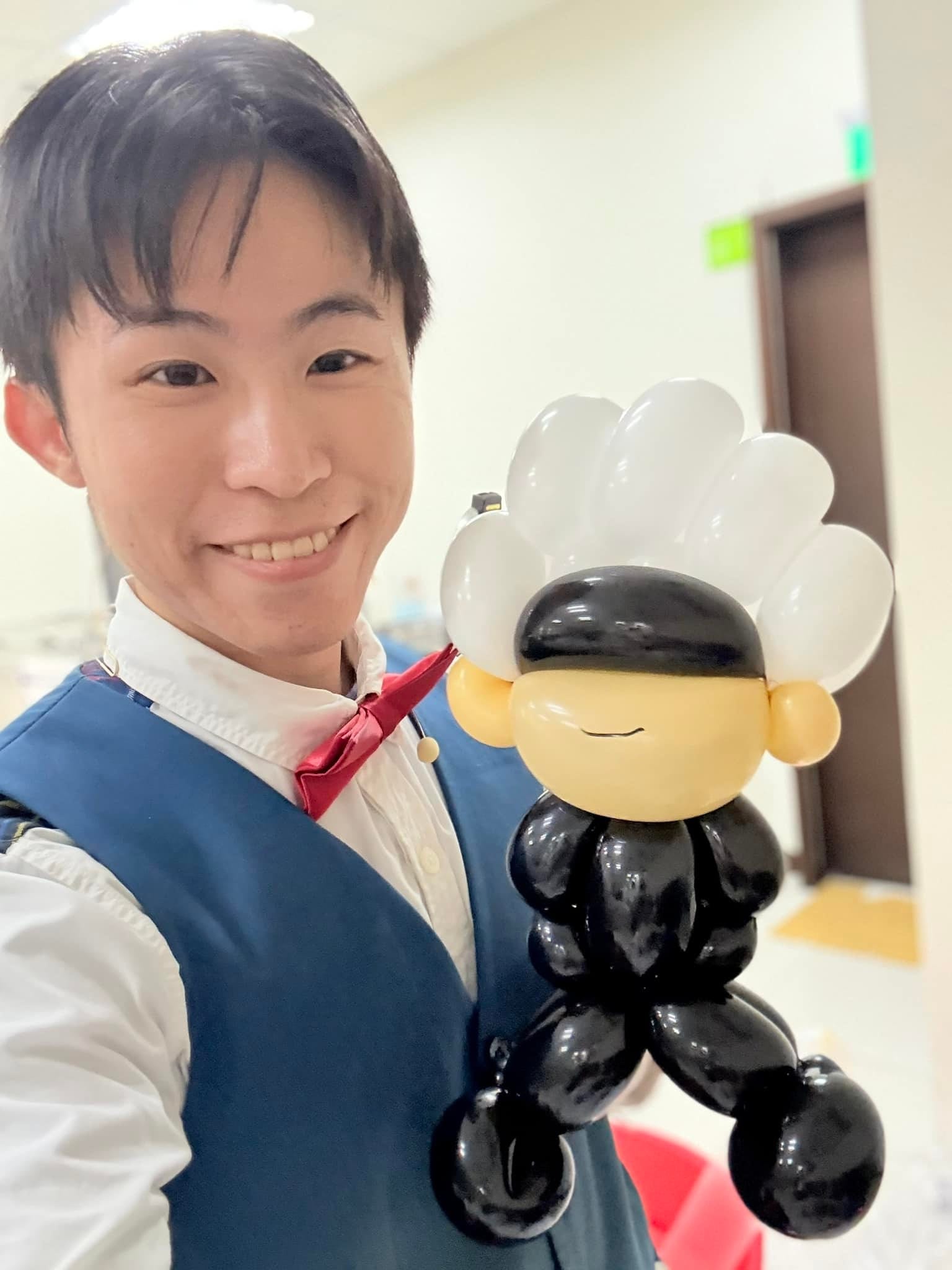 柯男自拍，手上是咒術迴戰五條悟造型氣球，白色刺蝟頭、黑色眼罩與黑色衣服