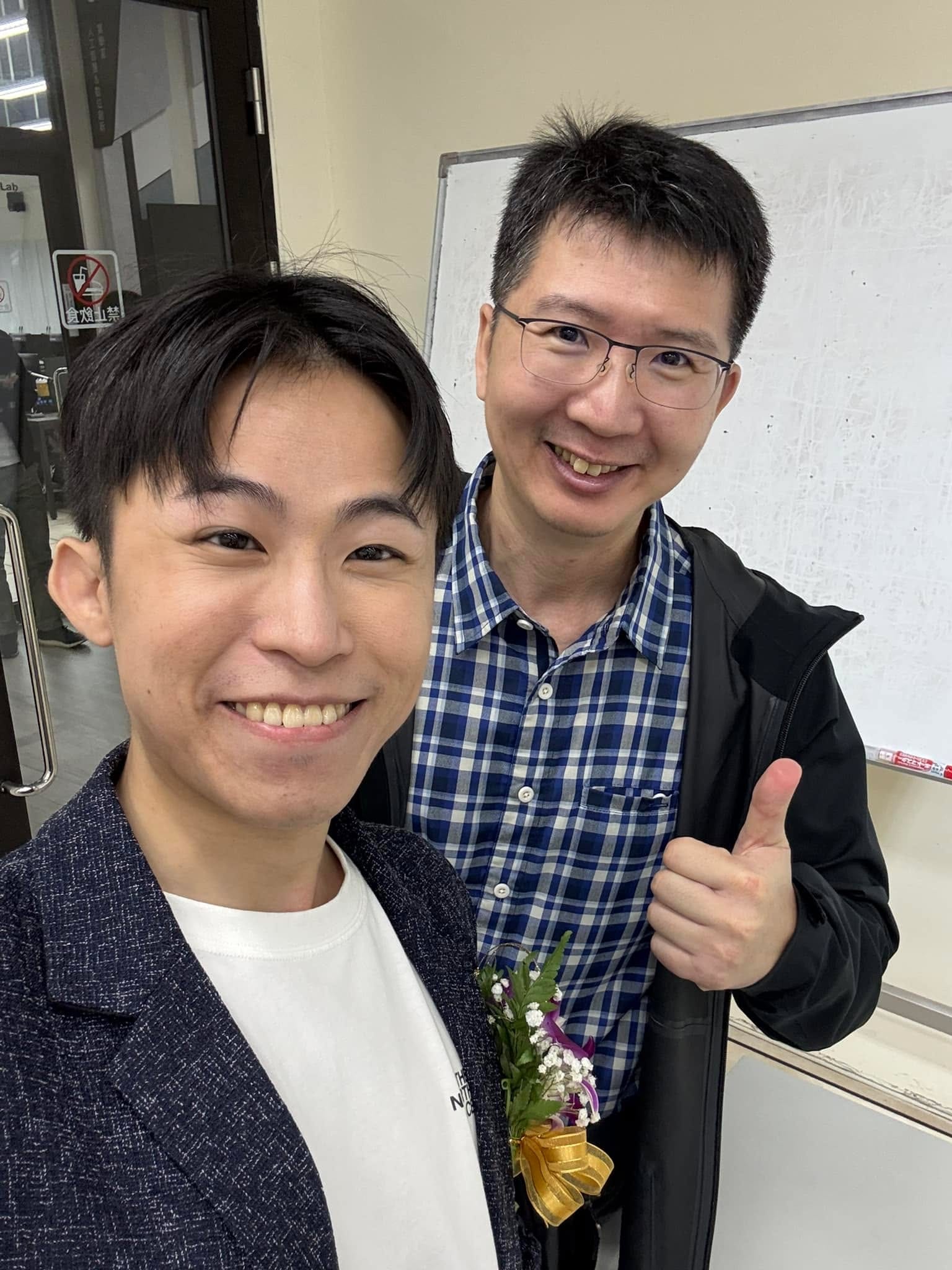 我胸前別著胸花,和戴眼鏡的老師自拍