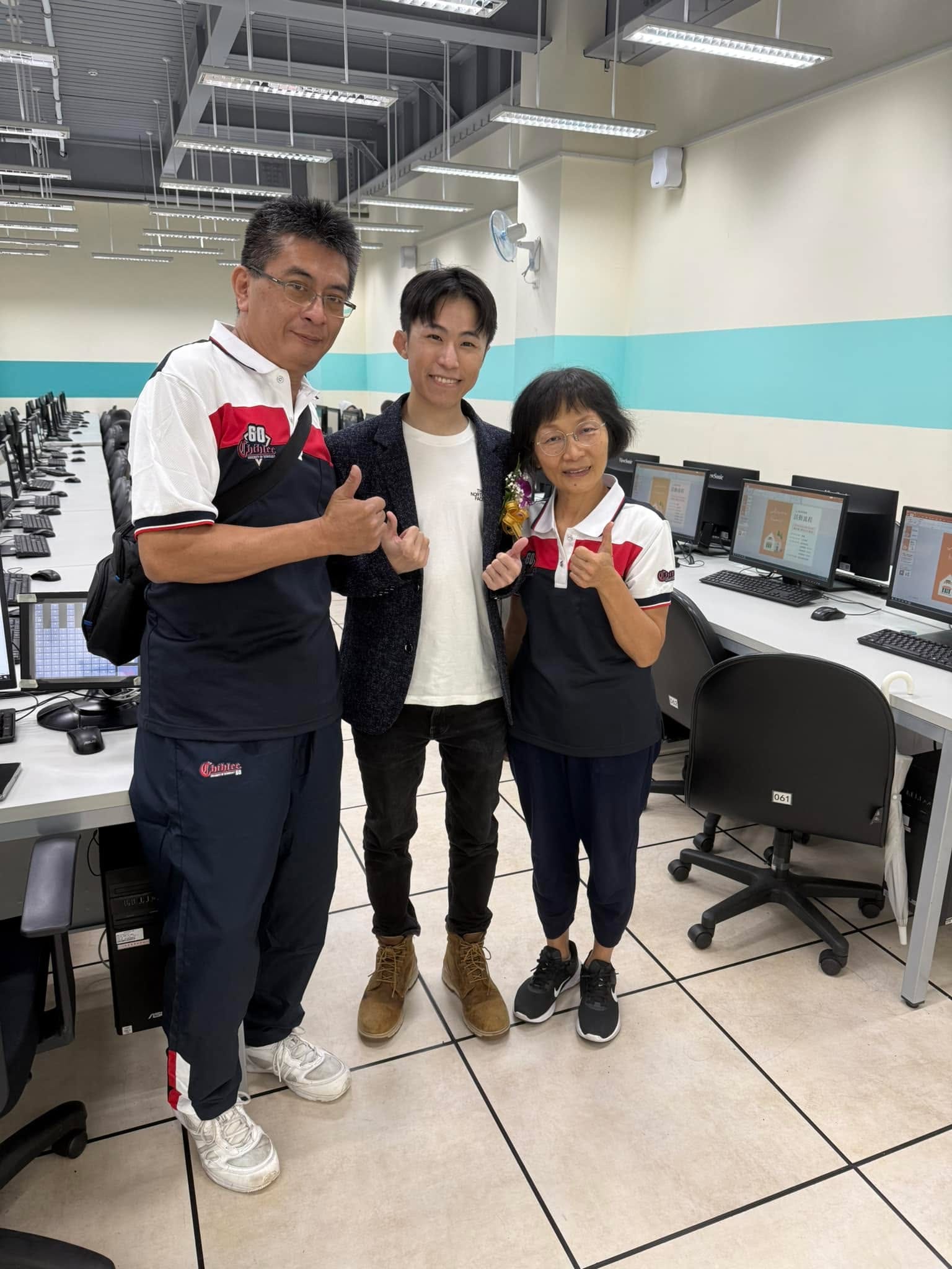 我和兩位老師在電腦教室裡比讚合照