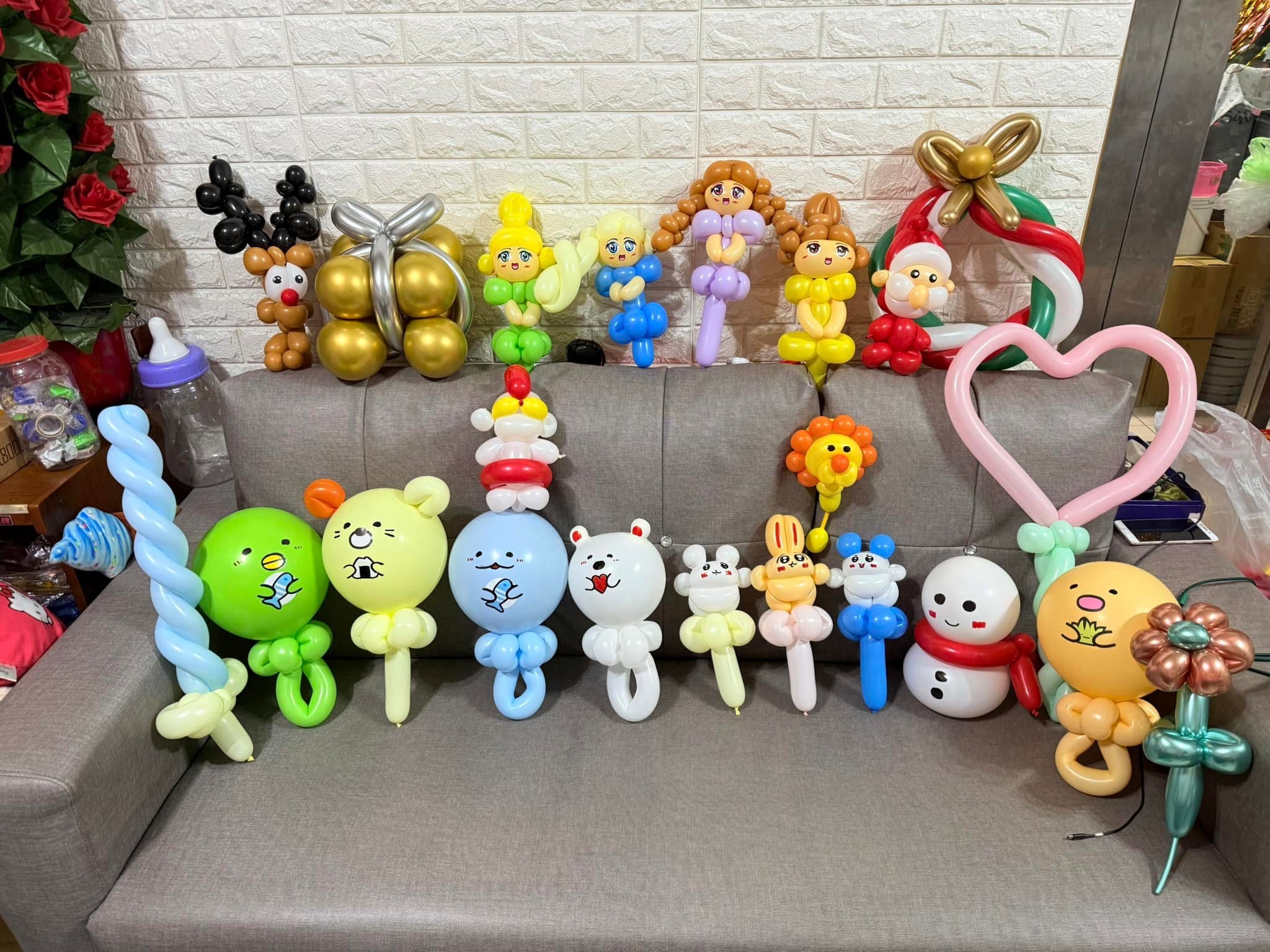 12 月 23 日貼文的病房氣球委託，沙發上排著雪人、愛心、小熊、太陽等造型氣球