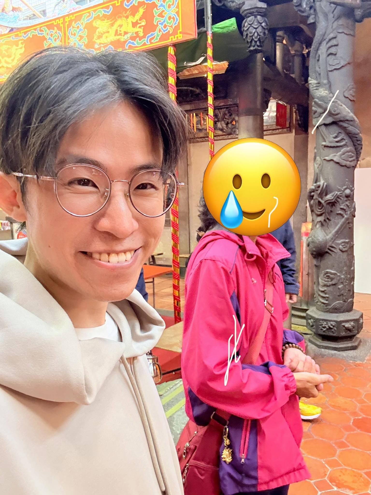 我在媽祖廟裡自拍，旁邊是穿粉紅外套的阿嬤