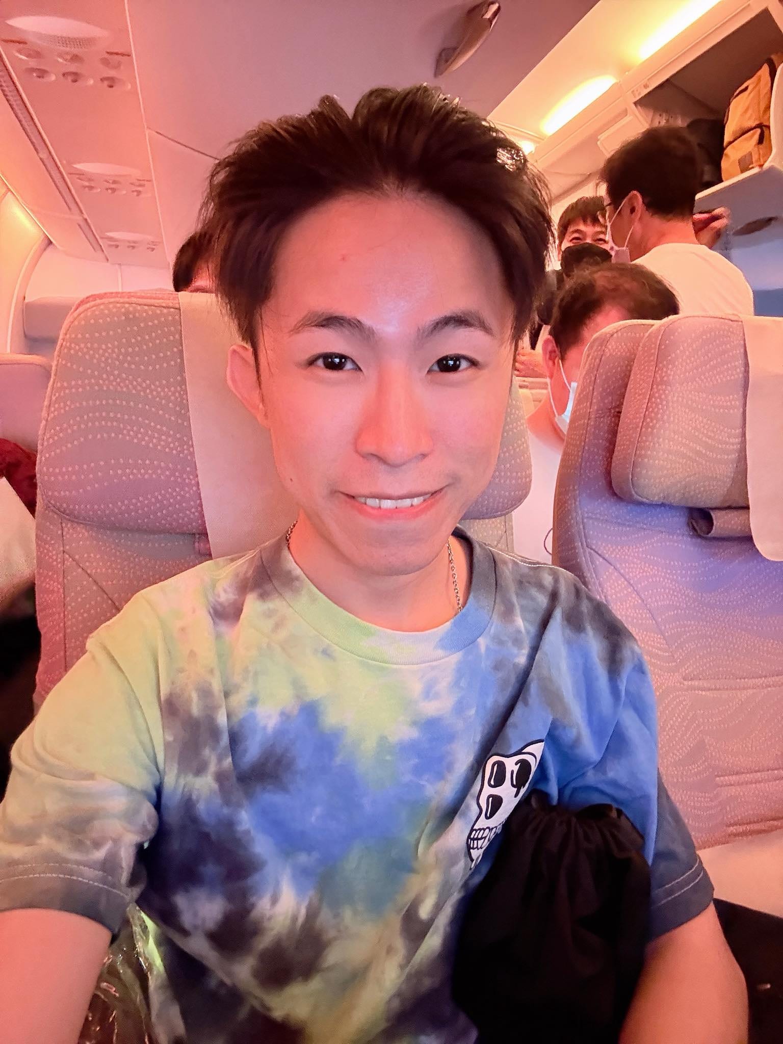 我穿渲染 T 恤坐在飛機座位上自拍