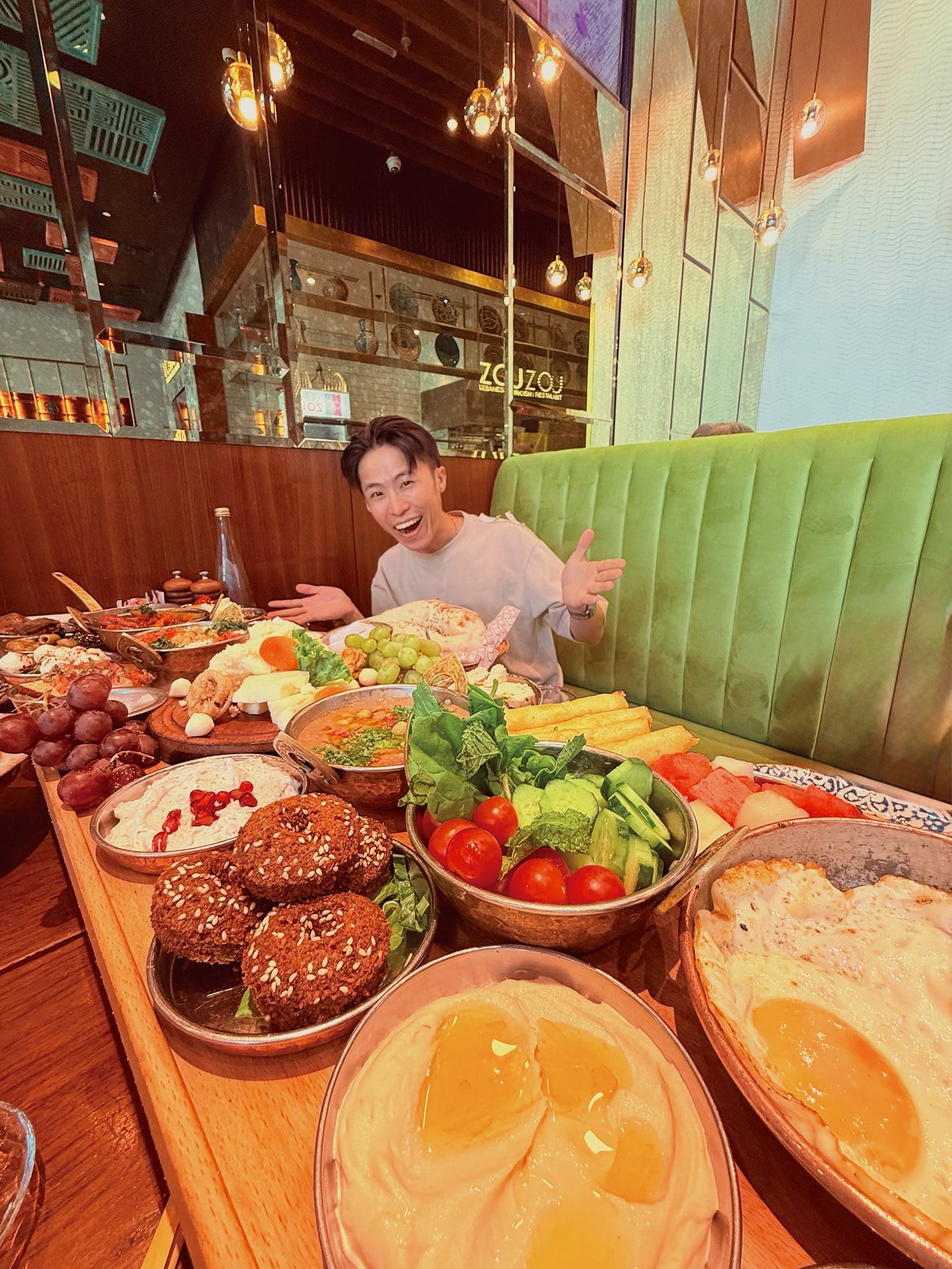 餐桌上擺滿中東料理、沙拉和沾醬