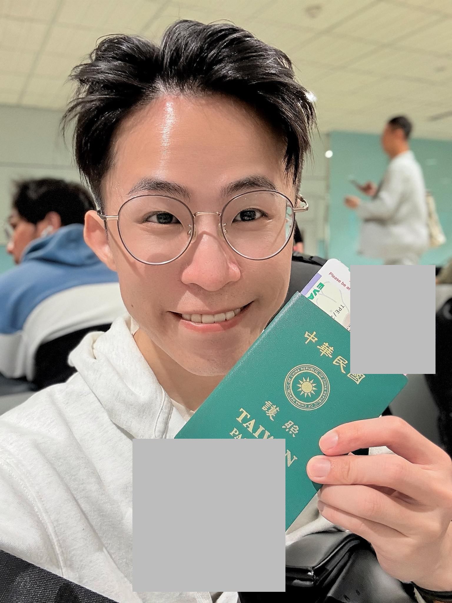 我戴眼鏡拿著護照在機場候機室自拍