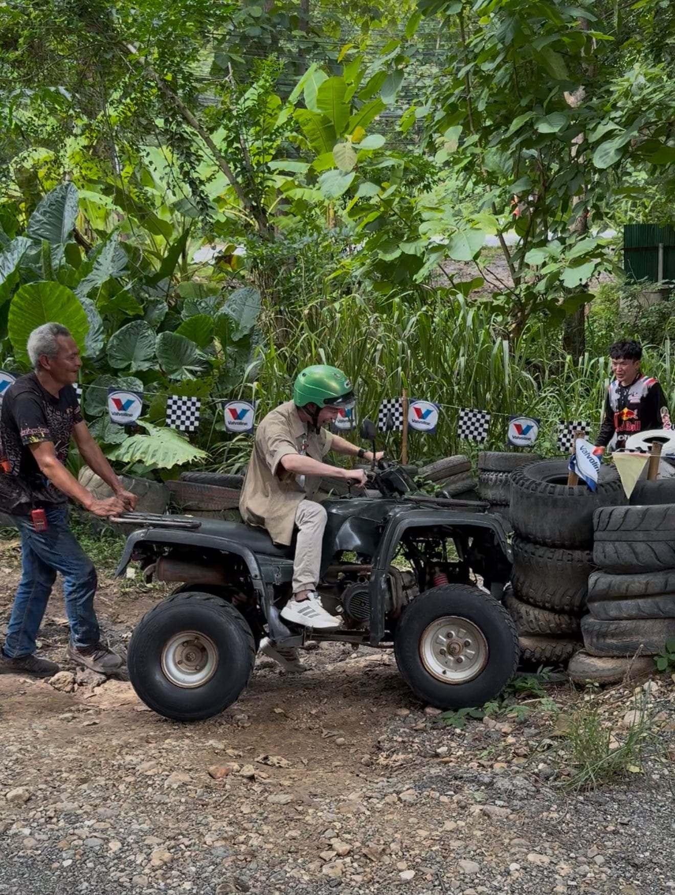 我騎的 ATV 越野車撞上一排輪胎，教練在旁邊
