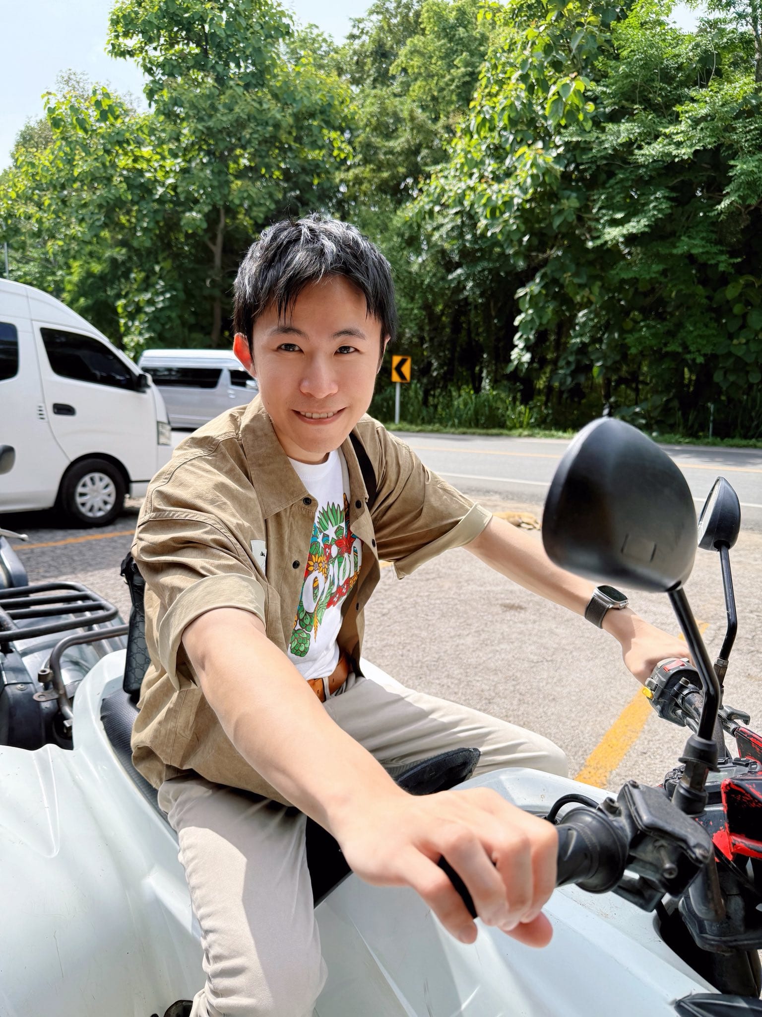 我坐在 ATV 越野車上，握著把手準備出發