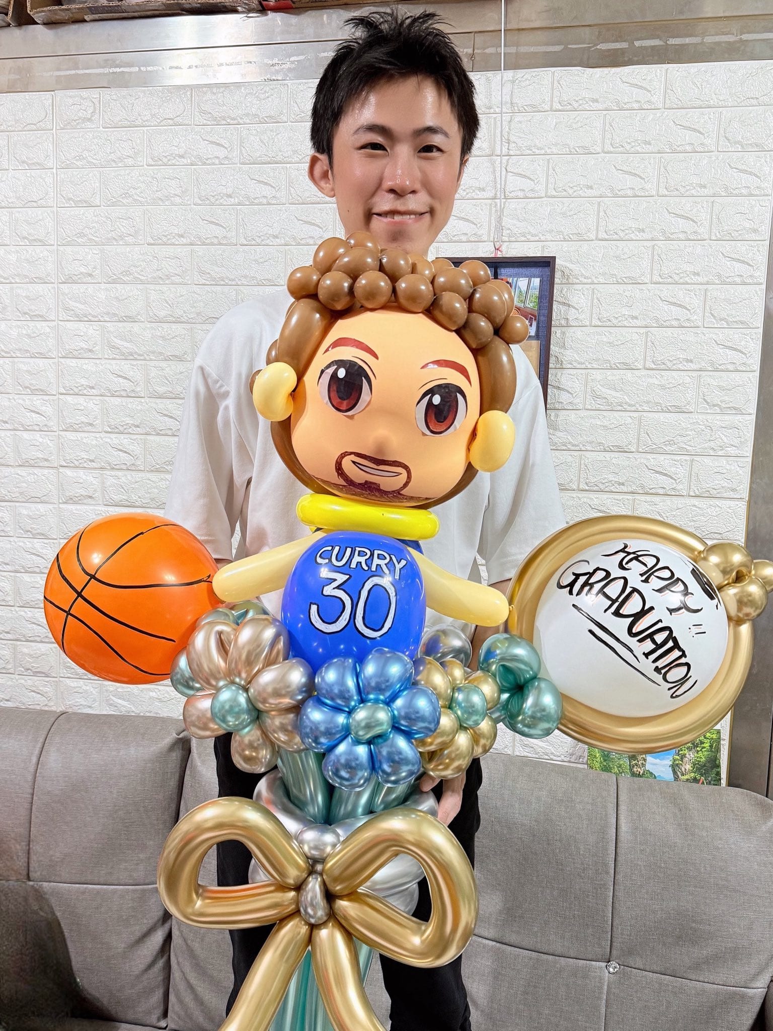 Curry 花束訂單：藍色 30 號球衣人偶與籃球畢業花束