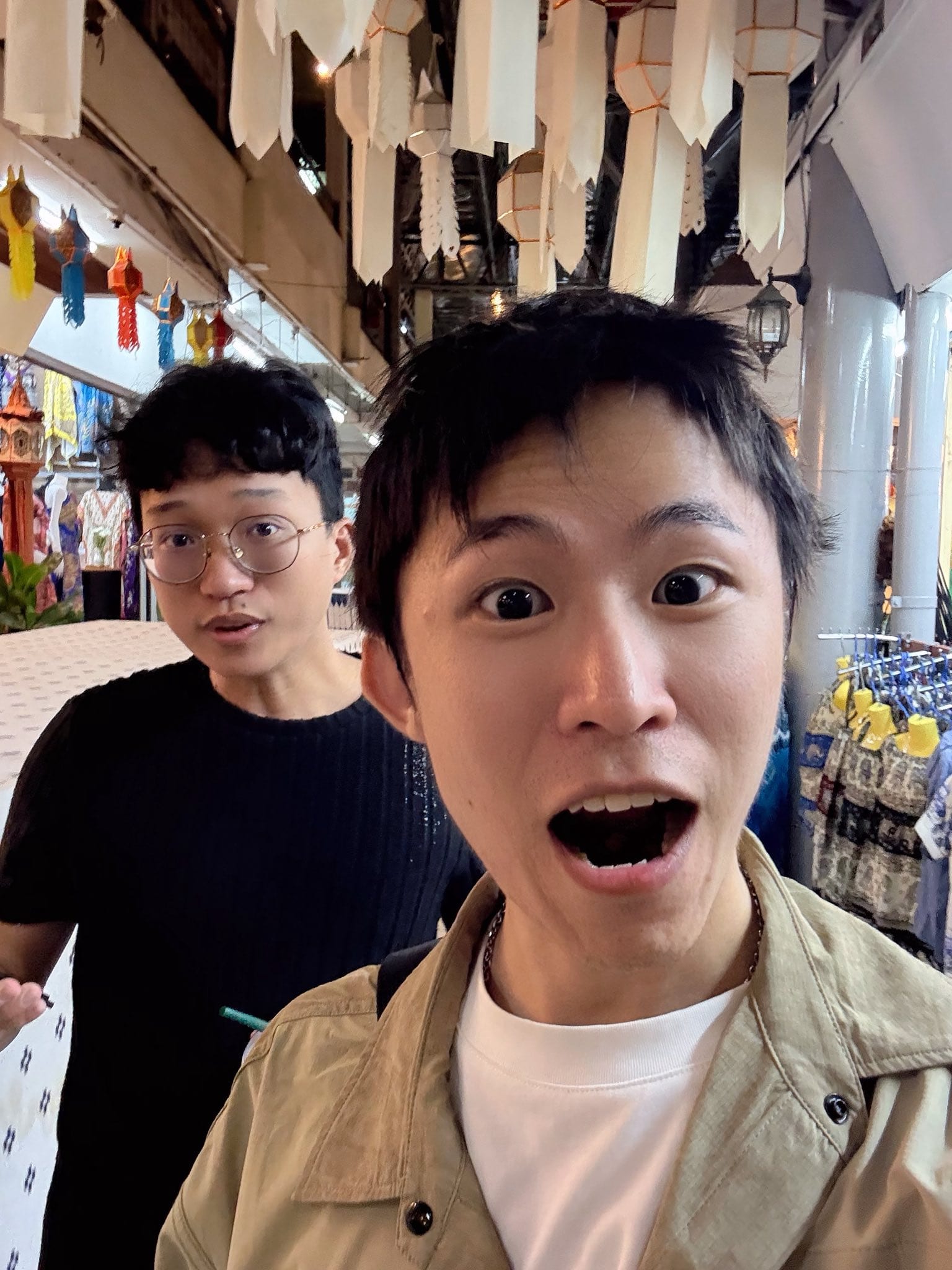 我在掛滿燈籠的市集裡張大嘴巴自拍