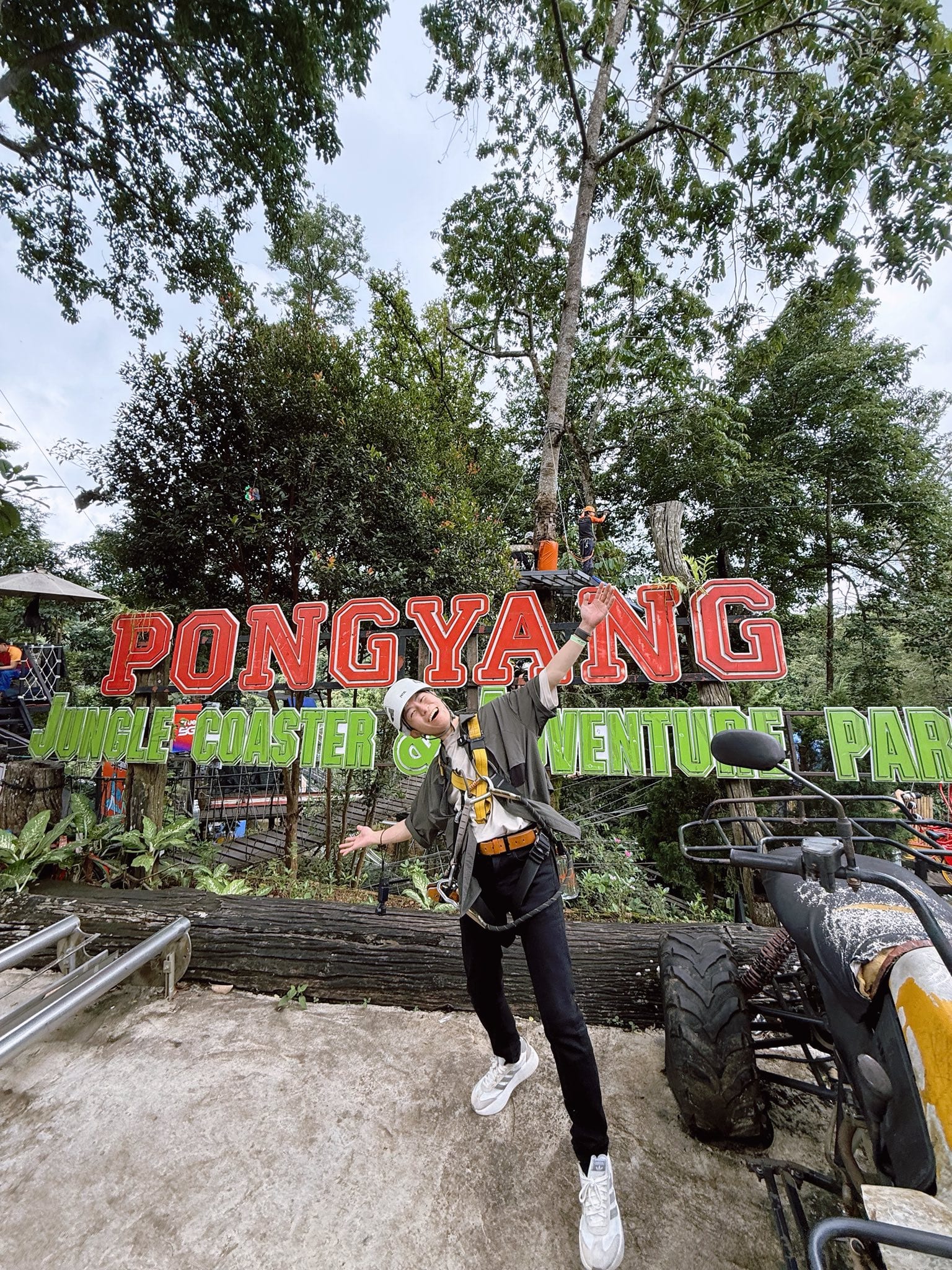 PONGYANG 冒險樂園的紅色招牌前，有人開心跳起來