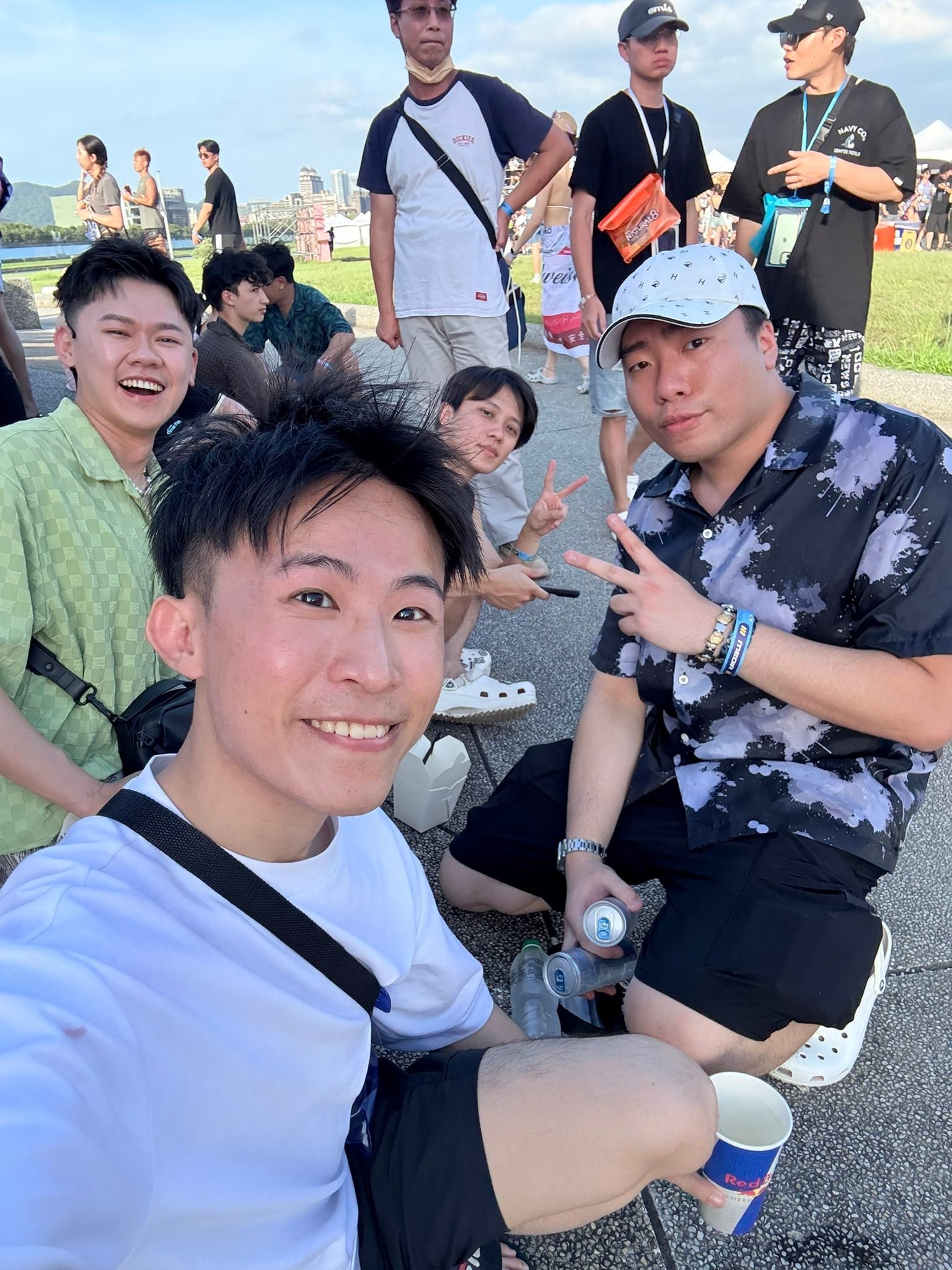 我和朋友們蹲在草地上自拍比 YA