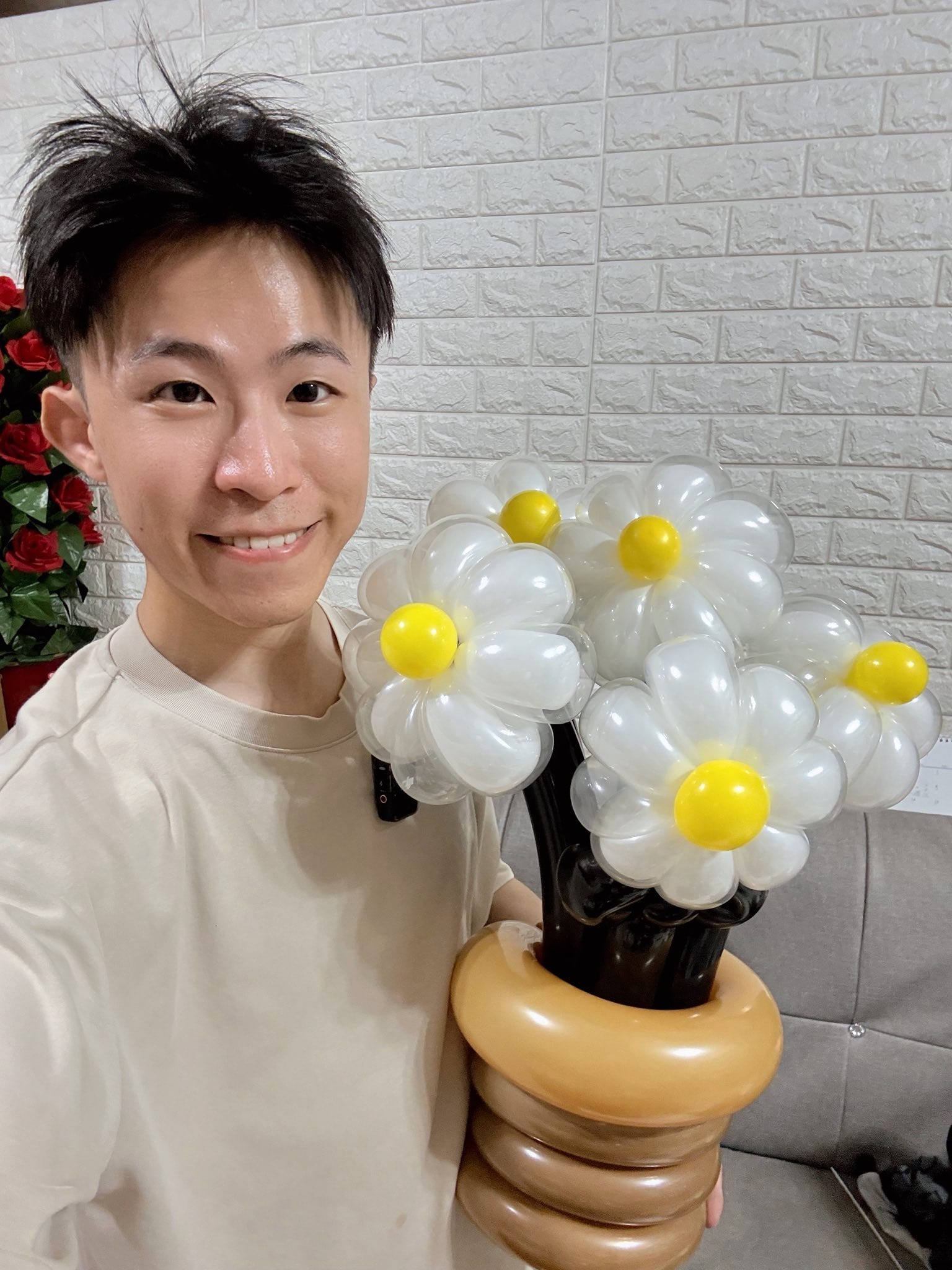 GD 慶功宴那場：柯男抱著五朵小雛菊氣球盆花