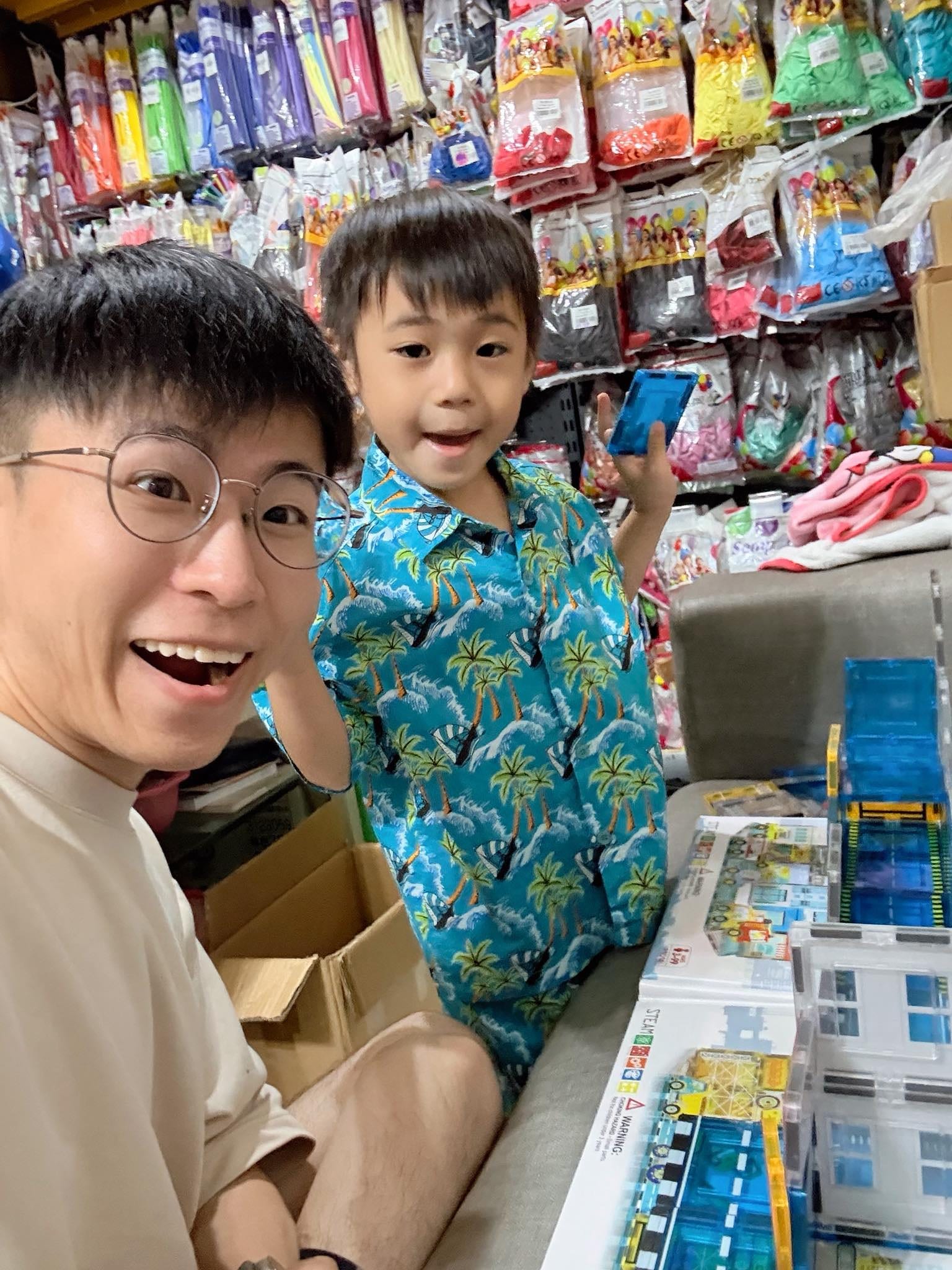 我戴眼鏡和穿花襯衫的外甥在店裡開心自拍