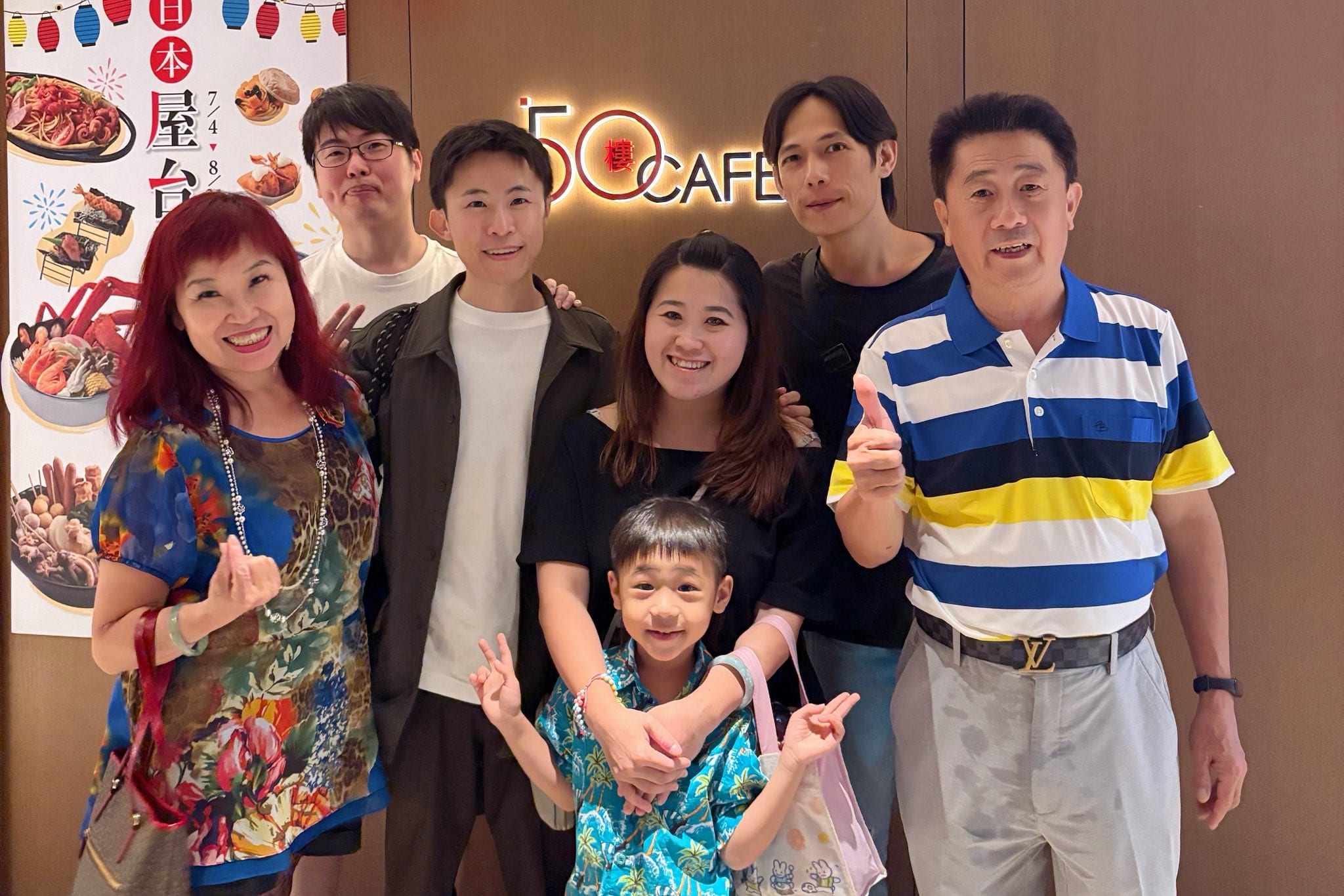 全家人在餐廳門口幫媽媽慶生的大合照