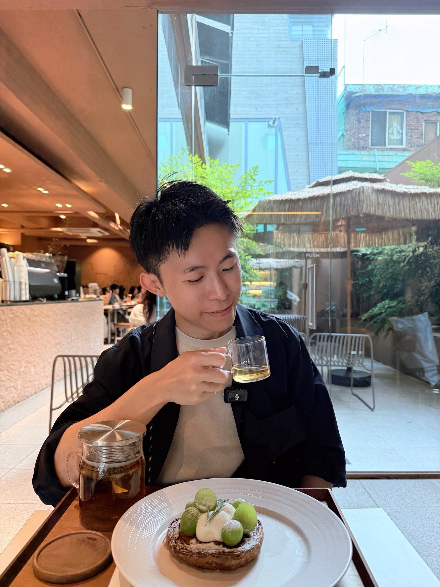 我在咖啡廳喝茶，桌上有一盤綠色的甜點