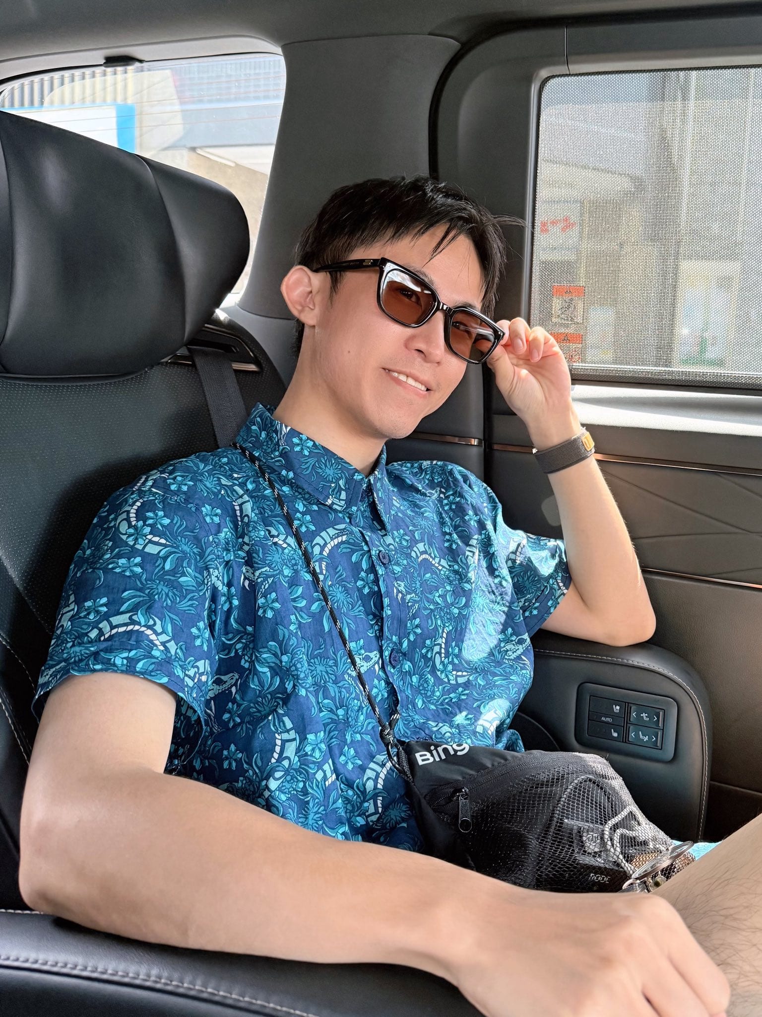 我戴墨鏡坐在廂型車後座