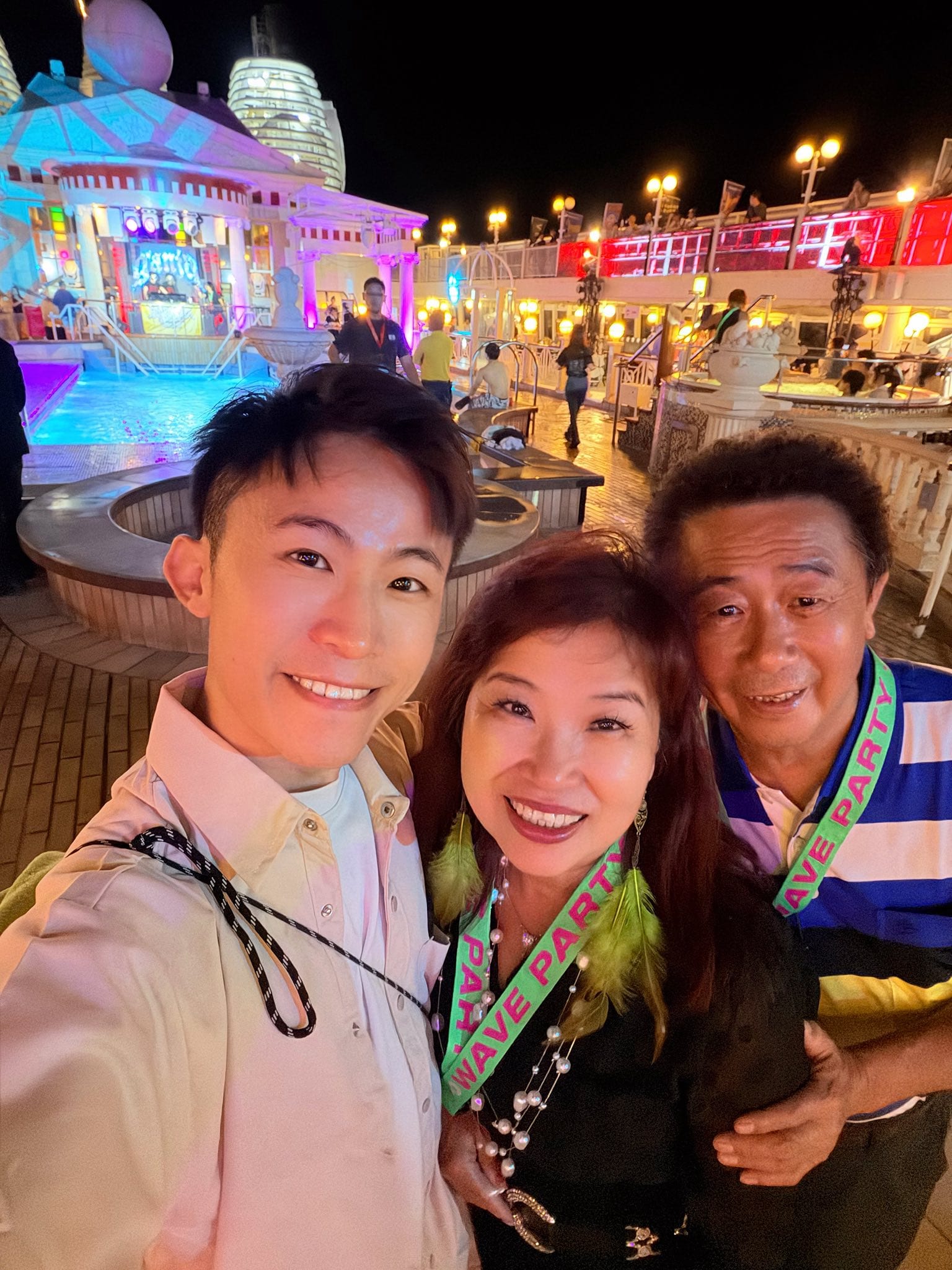 我和爸媽在燈光閃爍的郵輪甲板上自拍